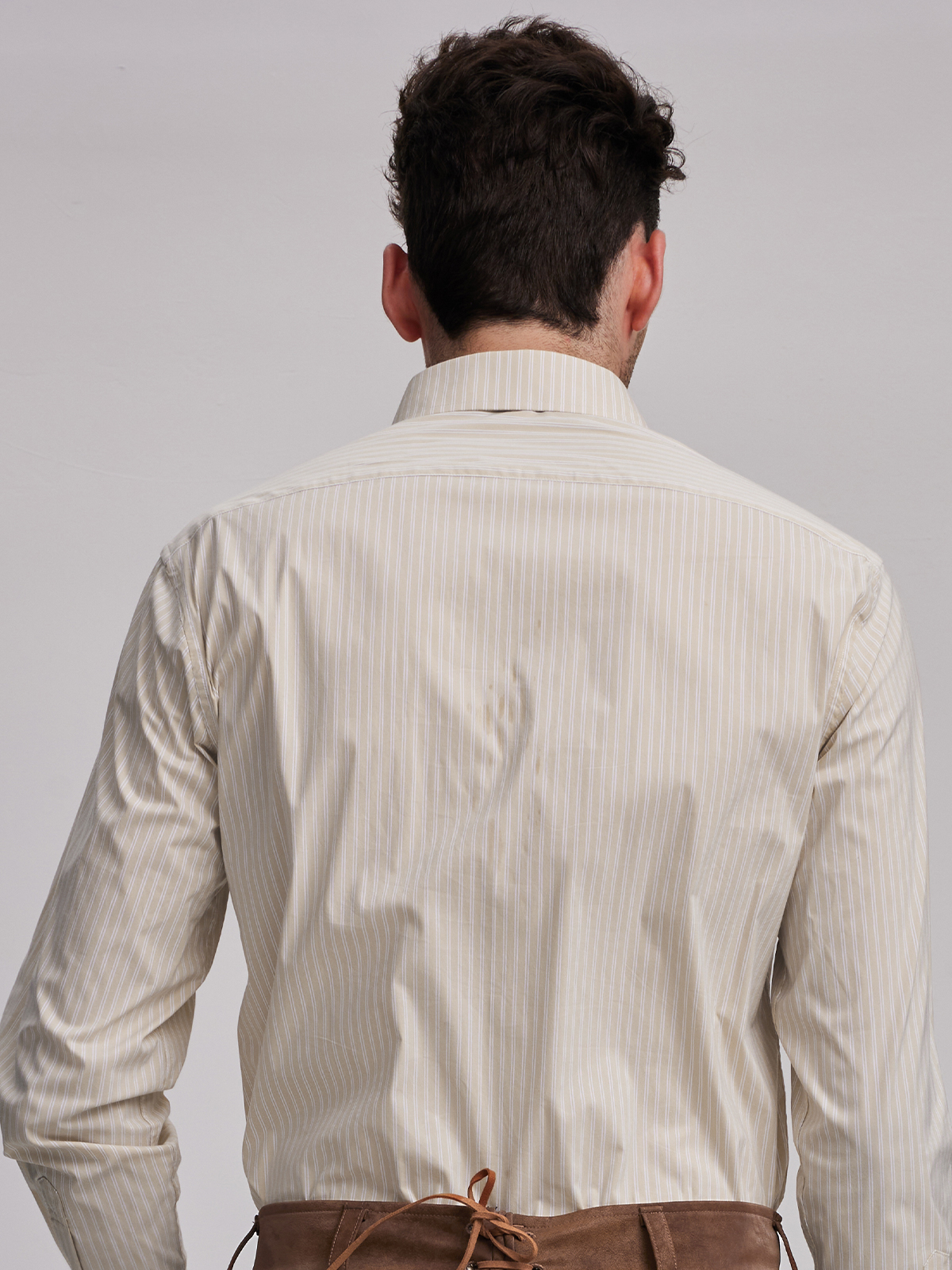 Weißes Stehkragenhemd im Dirndl-Style