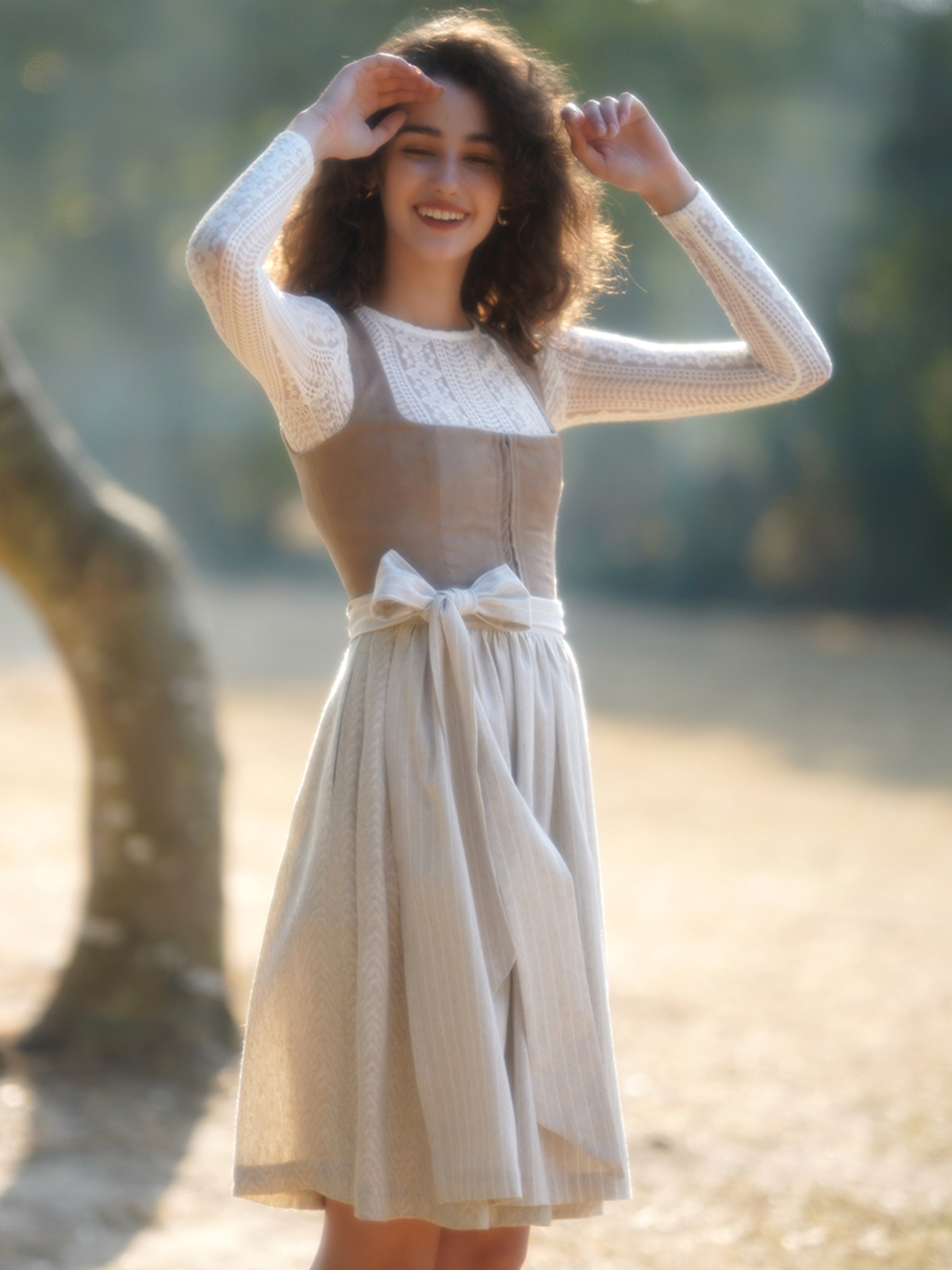 Modernes Dirndl in Braun