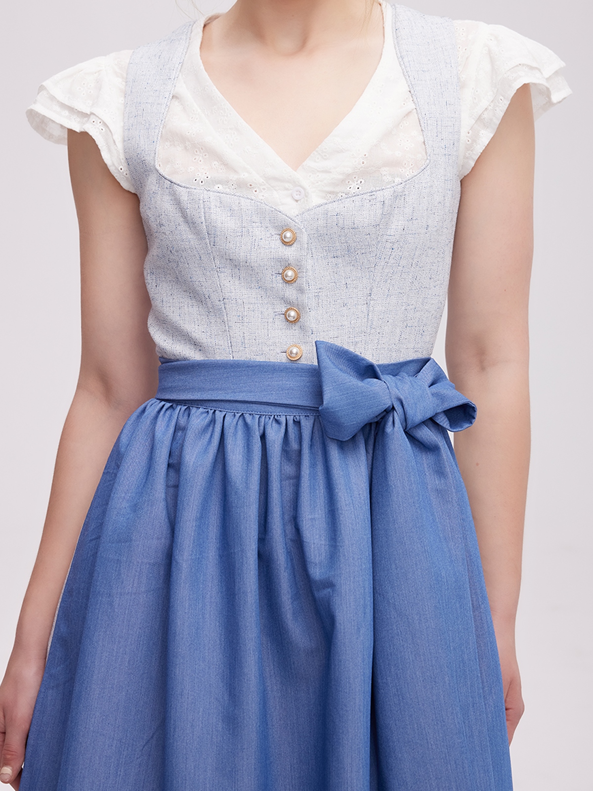 Modernes grün Dirndl in urbanem Setting