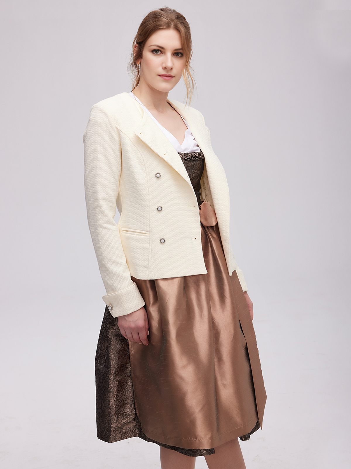 Modernes weißes Dirndl mit minimalistischem Design