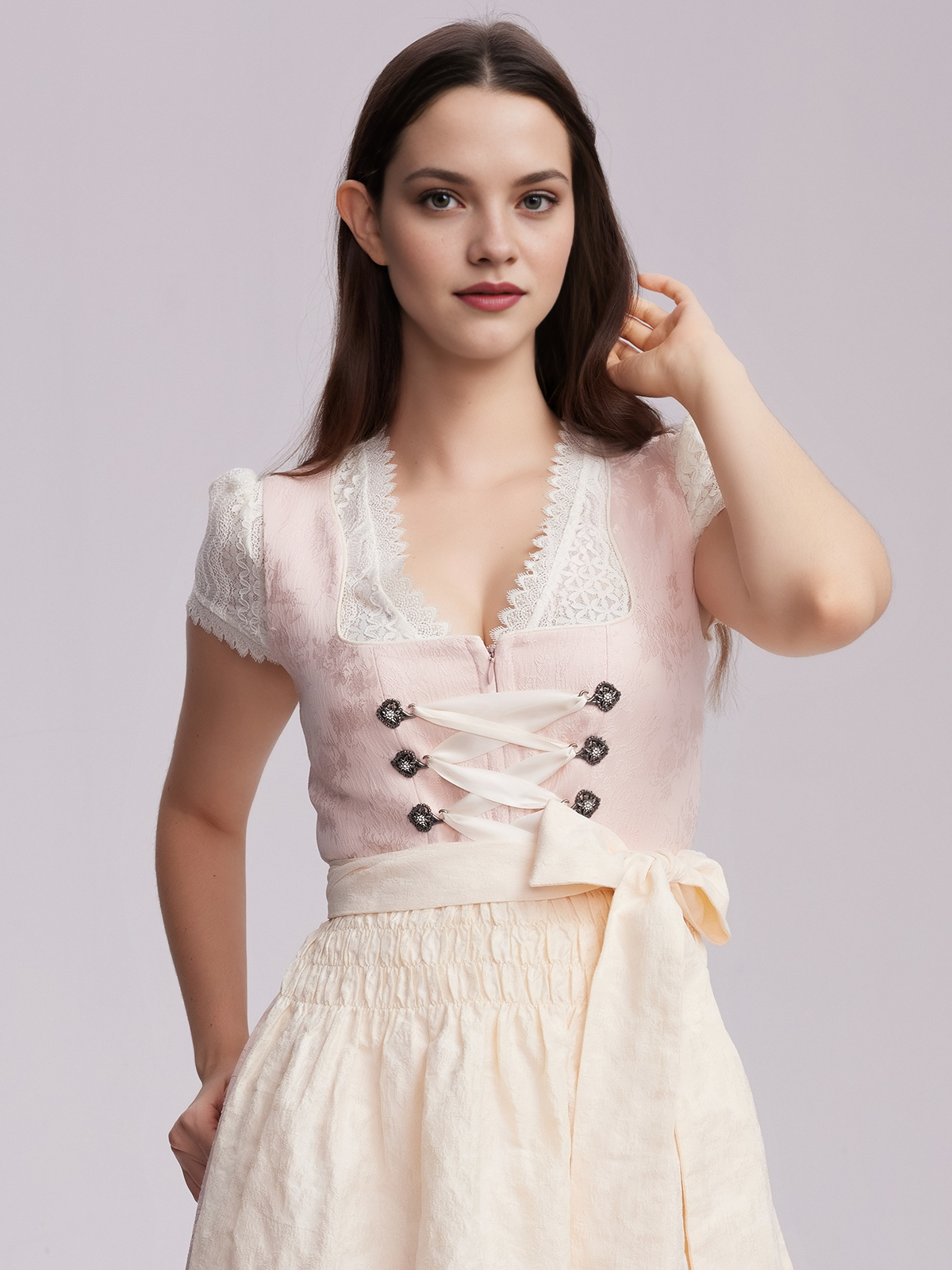 Dirndl in Flieder mit romantischen Details