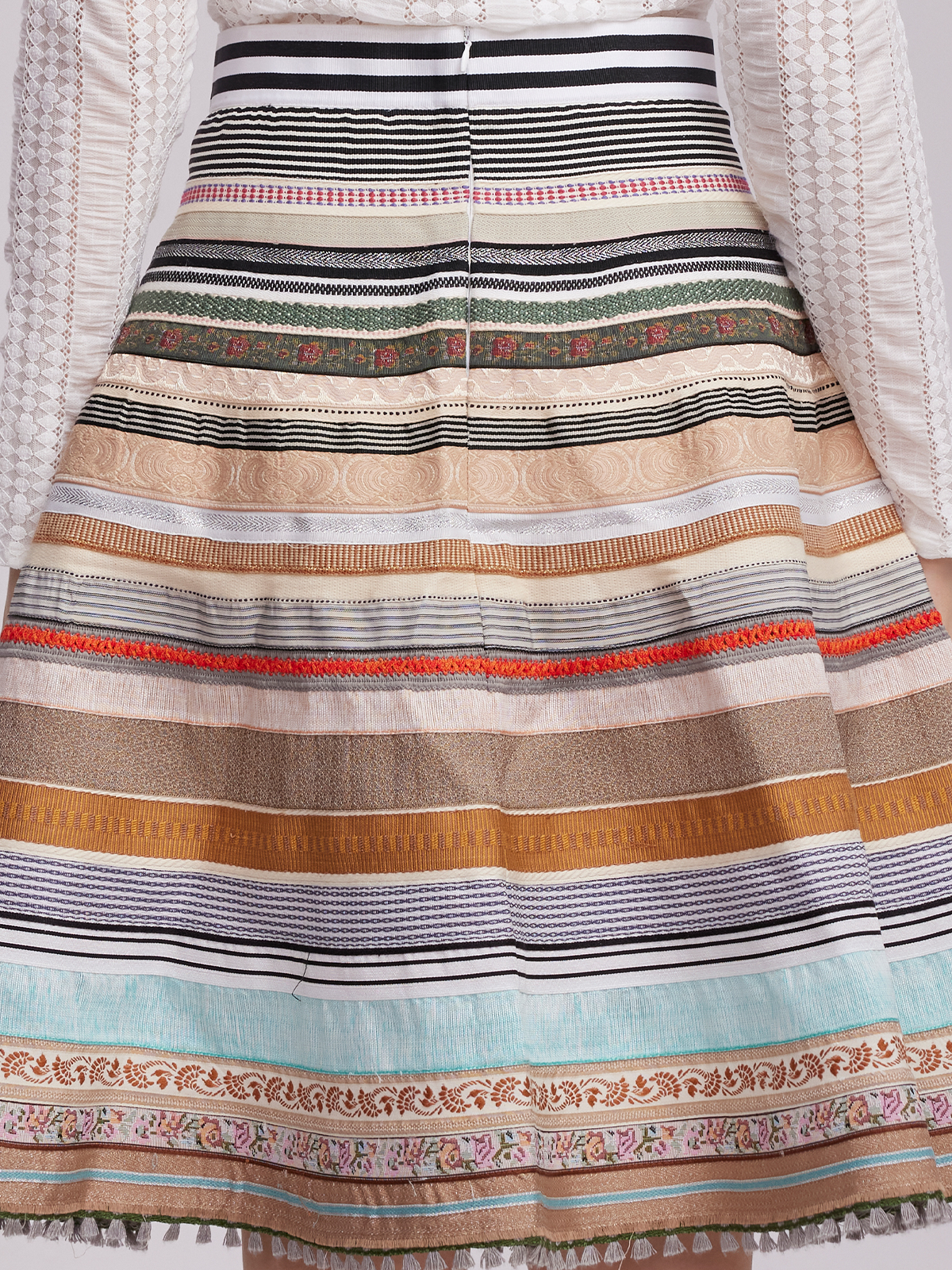 Modernes Dirndl in Gelb mit vorderem Reißverschluss