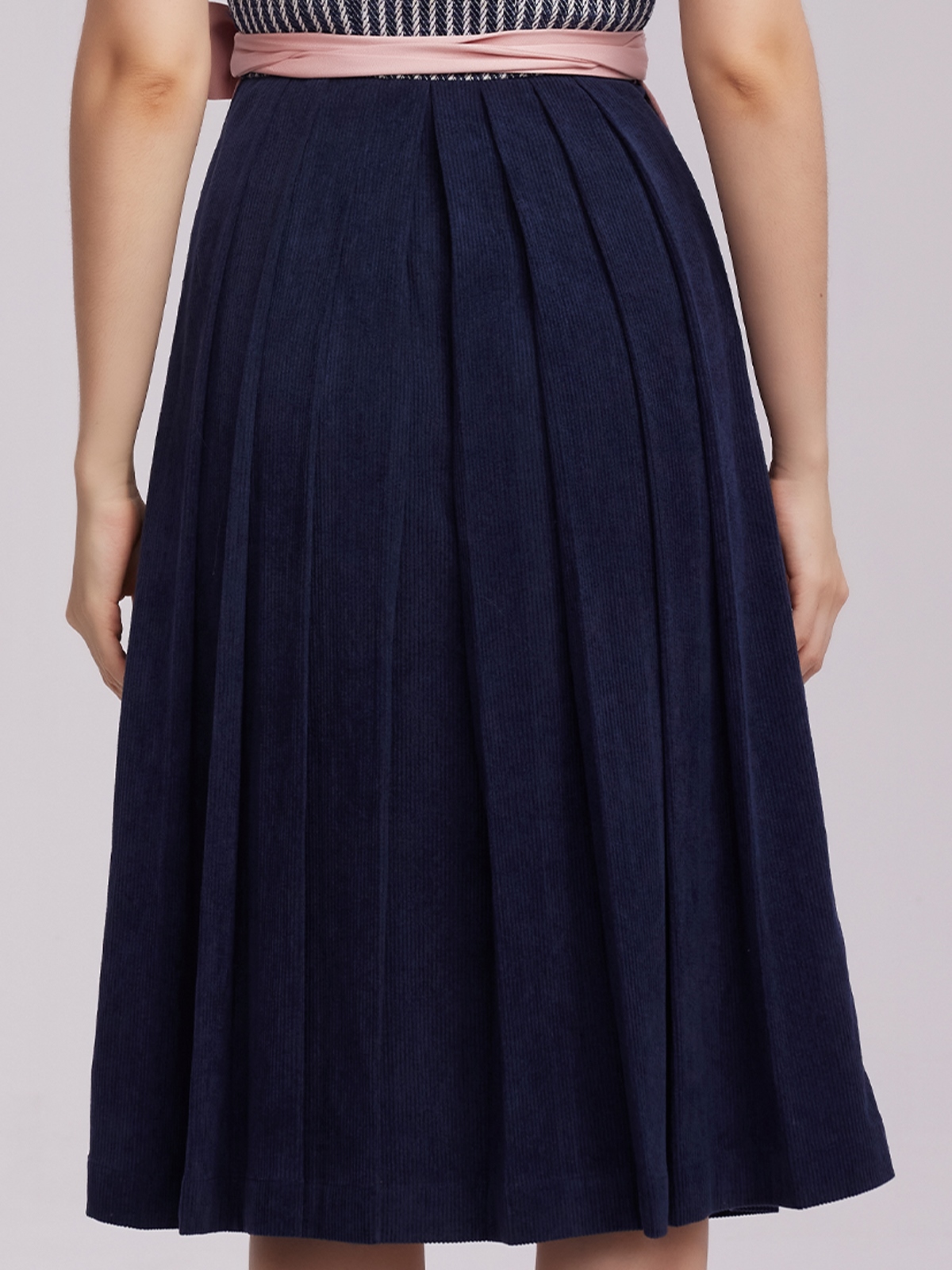 Moderne Dirndlbluse in Blau – perfekt für den urbanen Stil