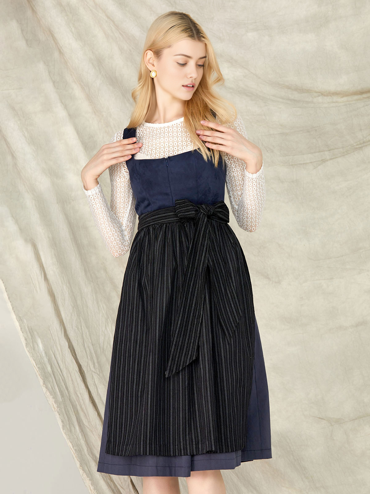 Hellgrünes Dirndl mit blumigem Charme