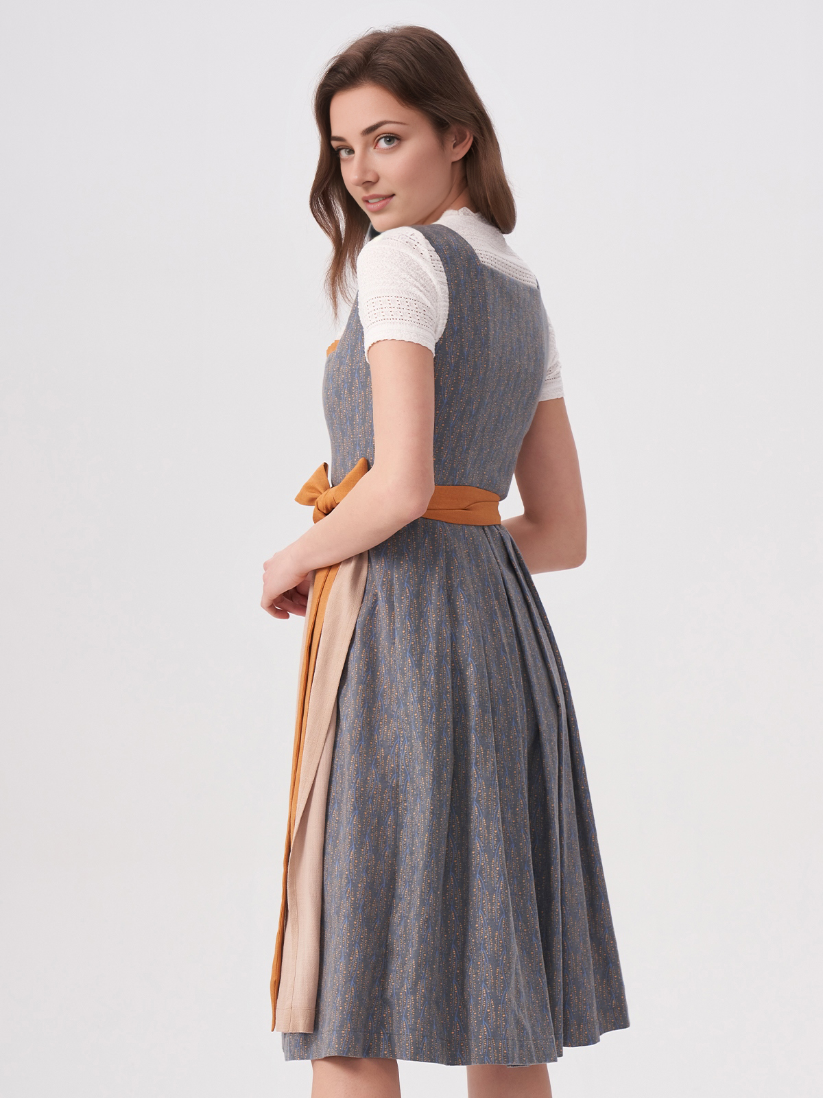 Dirndl mit blauer Langarmbluse