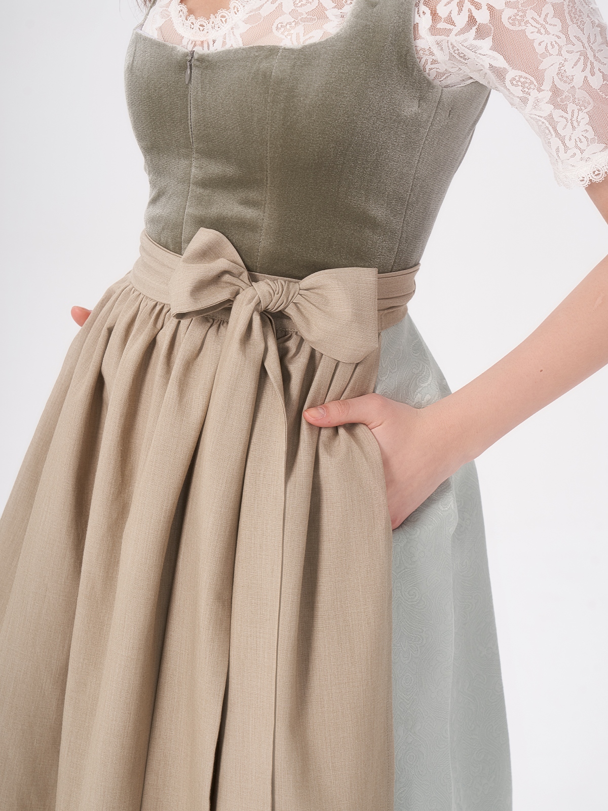 Dirndl Moosgrün – Eleganz trifft Natur