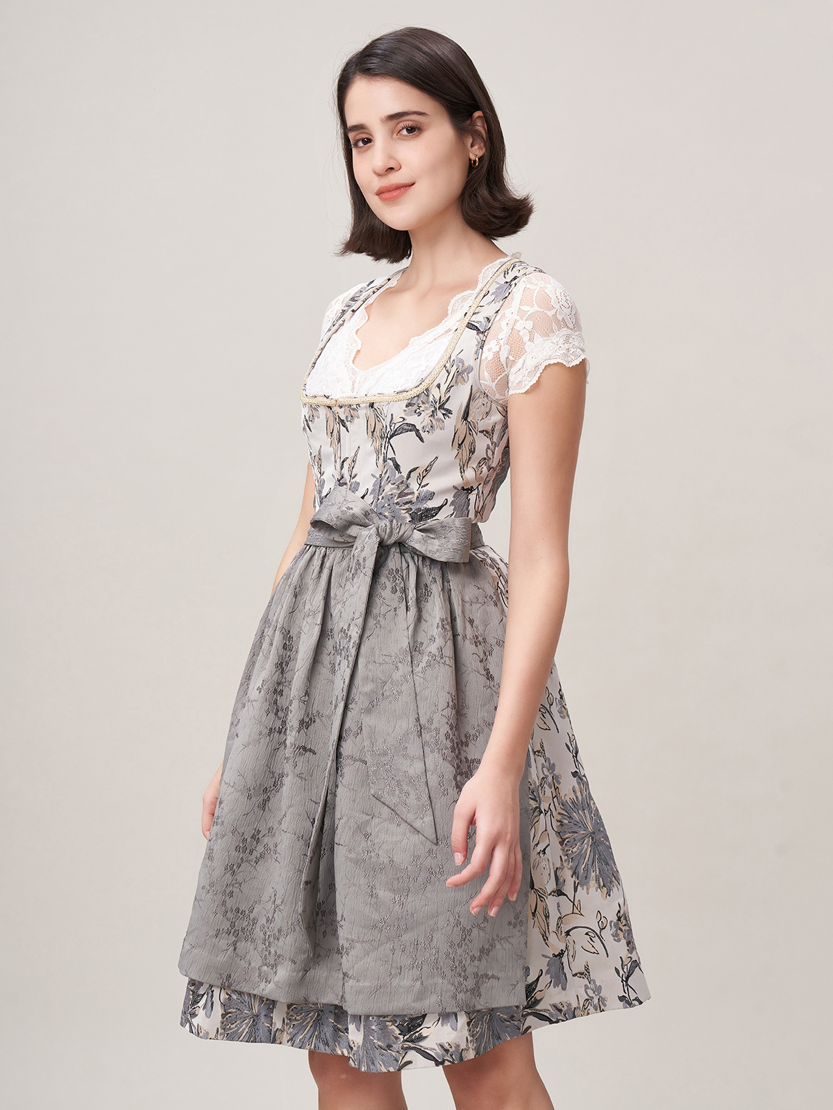 Graues Dirndl mit modernem Schnitt