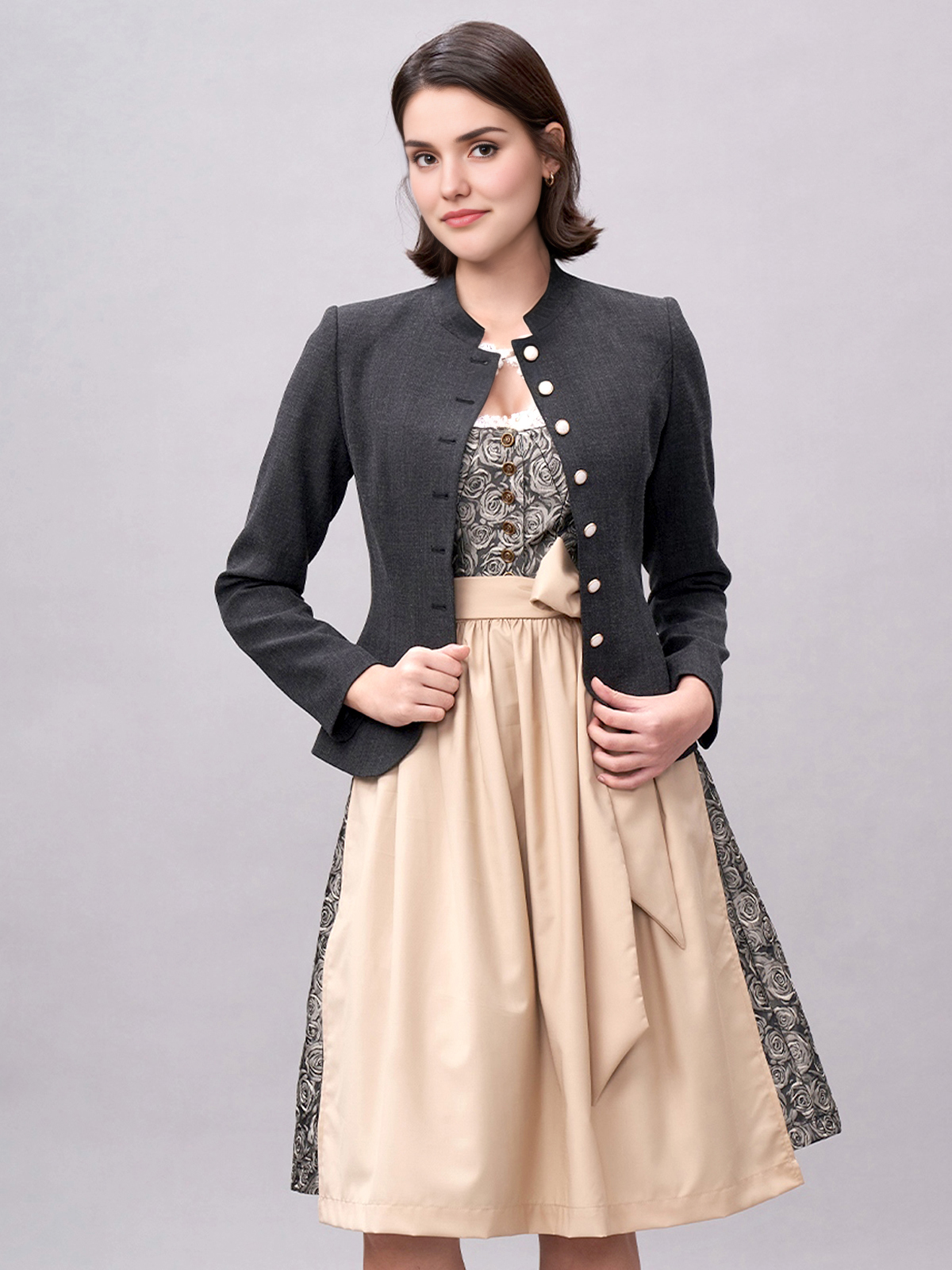Dirndlbluse mit kurzen Ärmeln in Schwarz