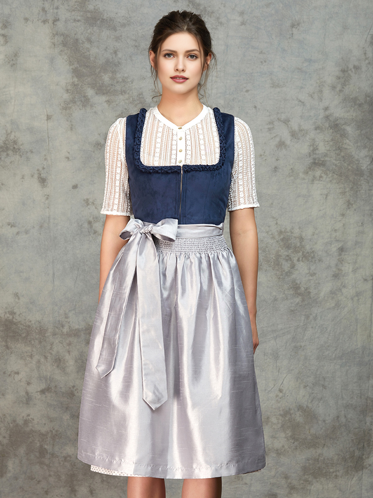 Modernes helles Dirndl in Blau