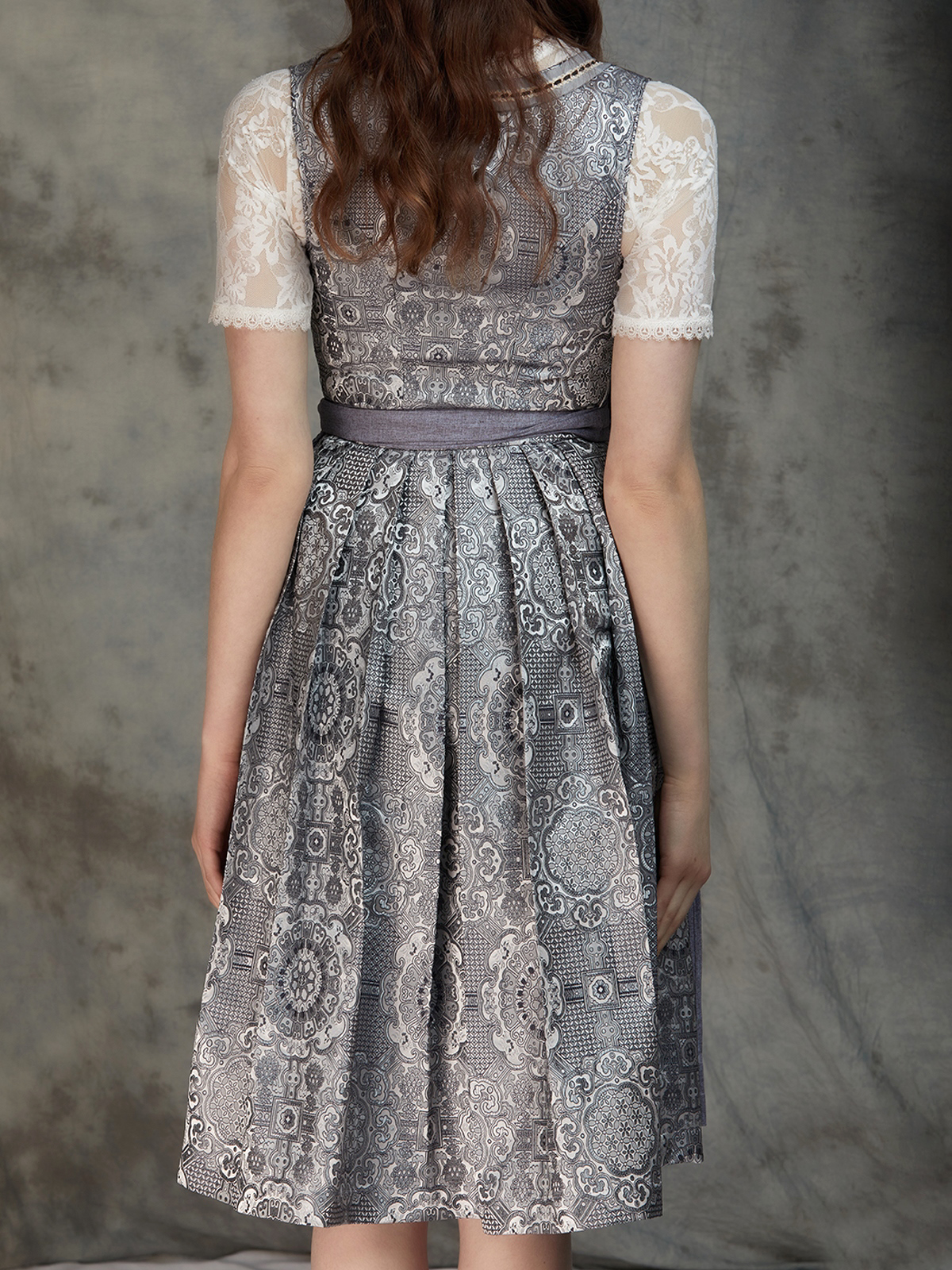 Dirndl kurz rot in Grau