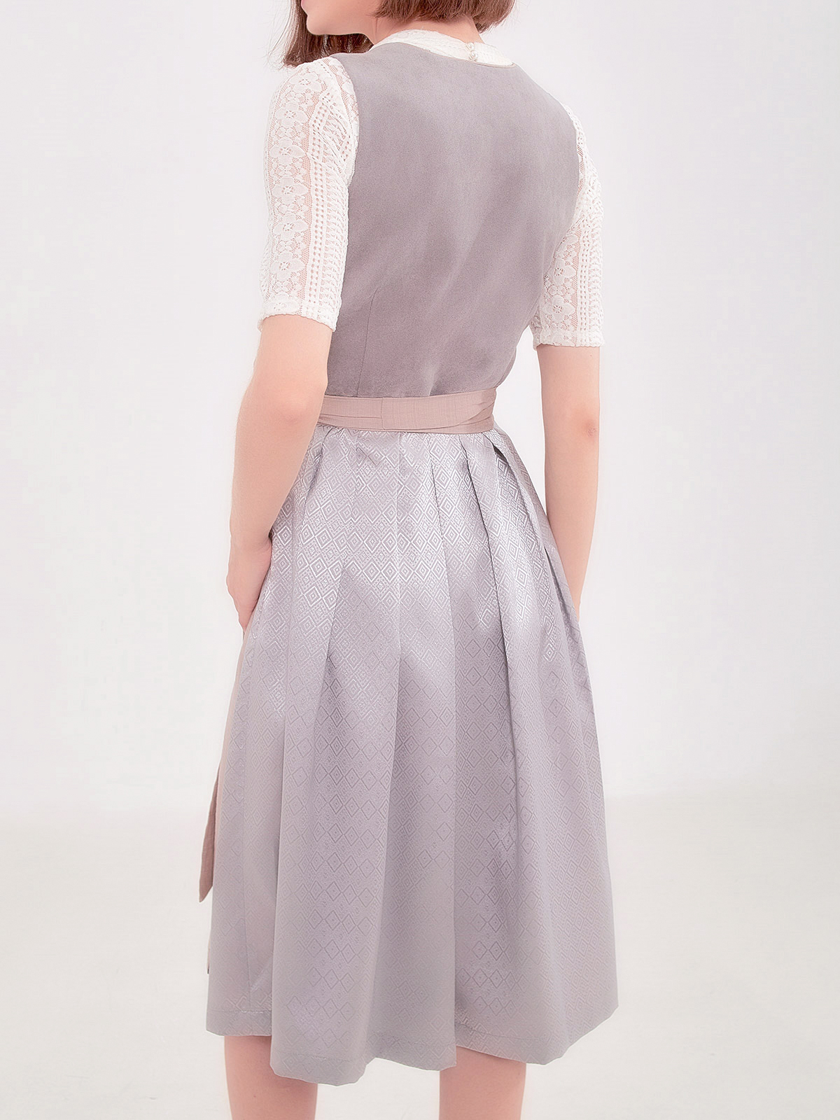 Ein graziles midi Dirndl in Grün, perfekt für festliche Anlässe