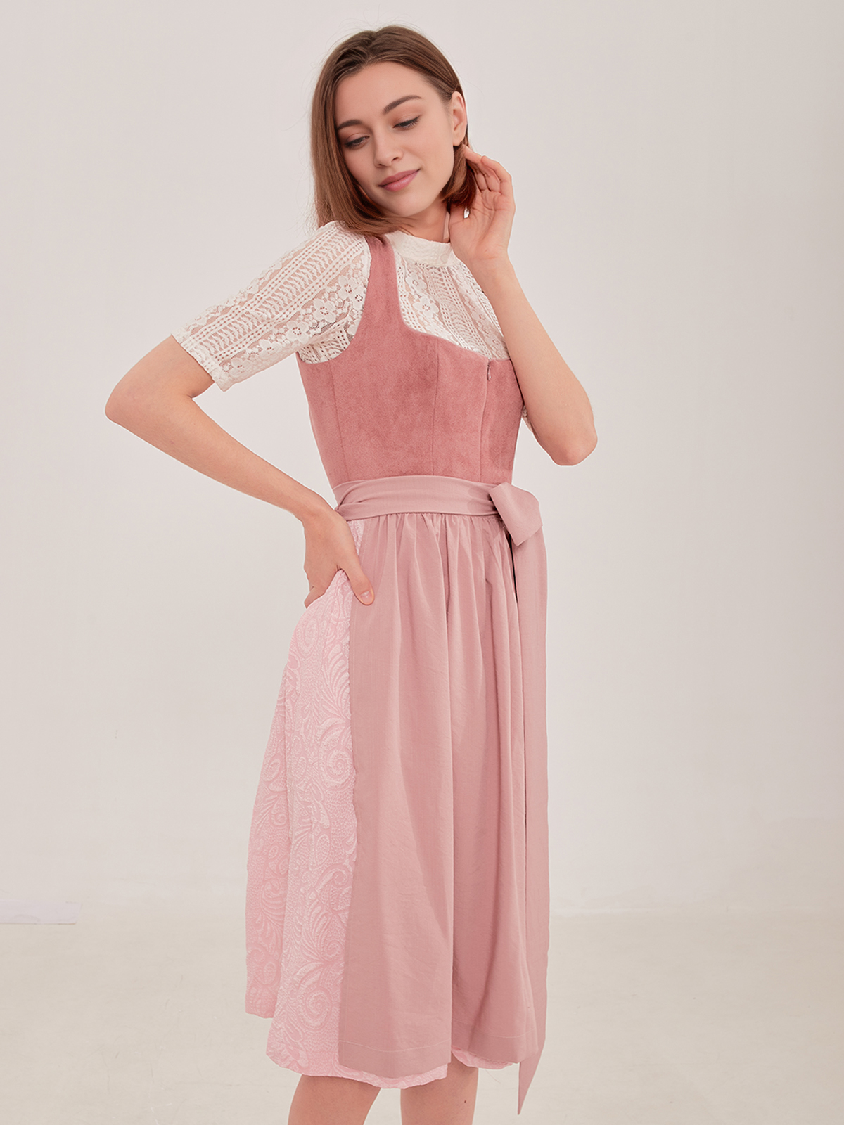Dirndl in Rosa – Eleganz und Tradition vereint