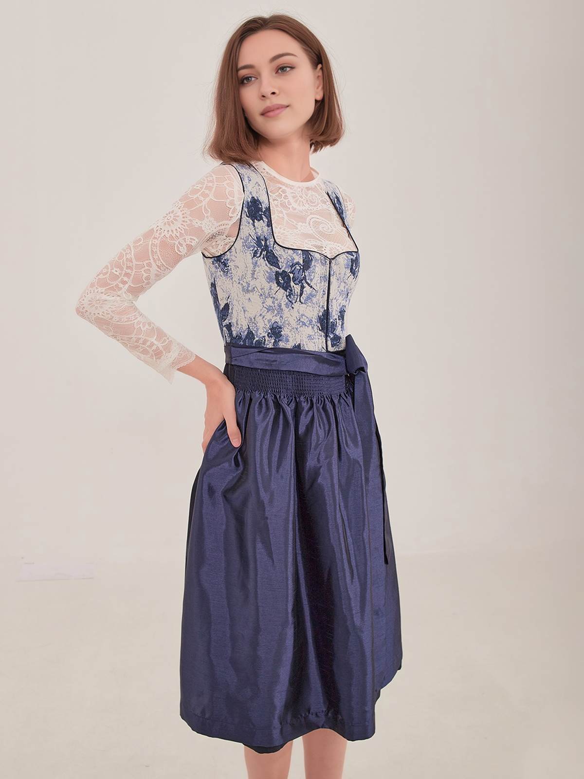 Moderne Langarm Dirndlbluse in Blau