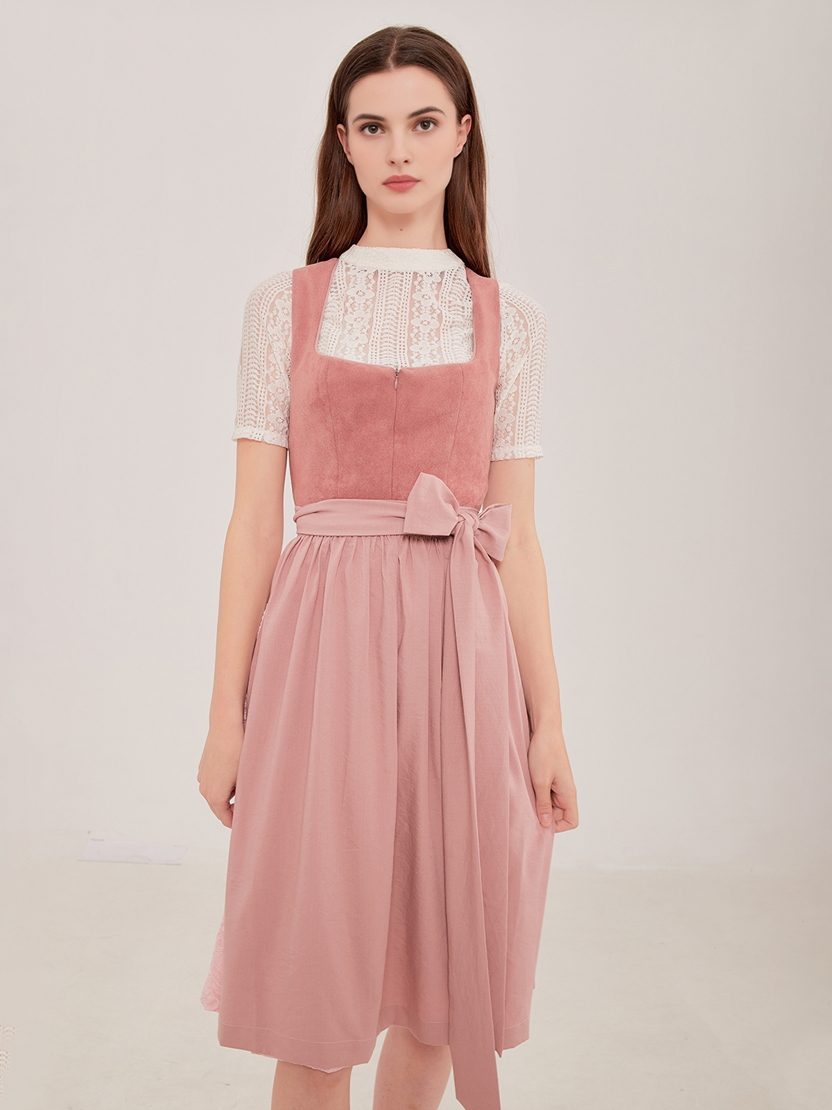 Dirndl in Grün mit floralen Details