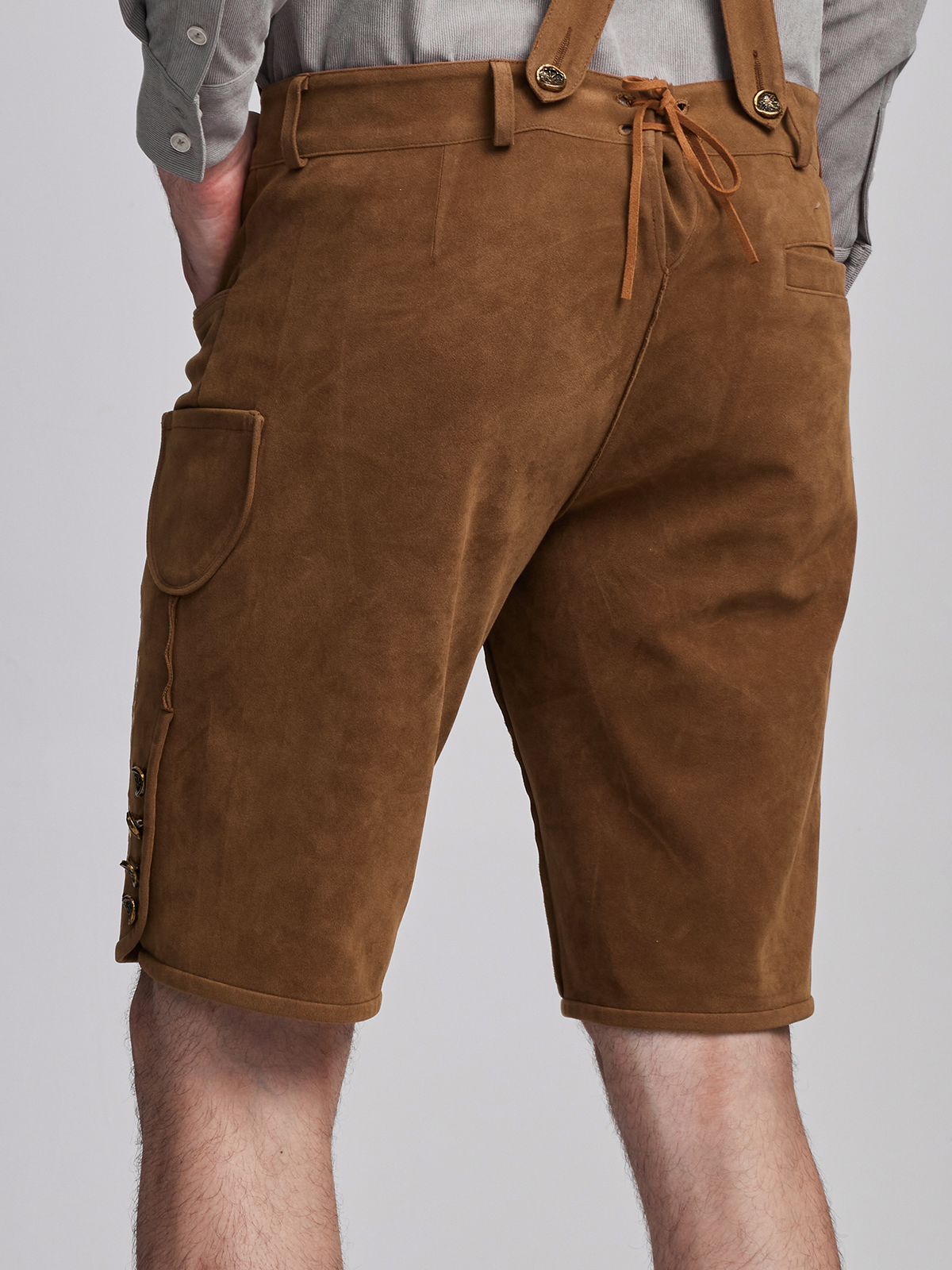 Traditionelles Dirndl mit Lederhose