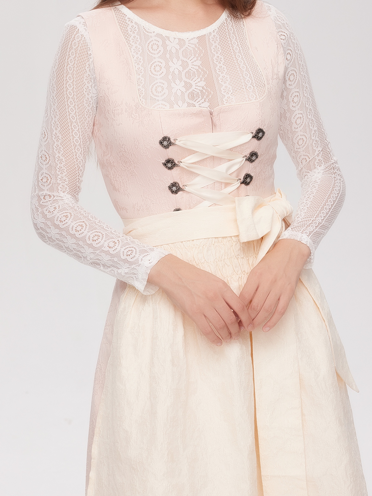 Ein rosa Ehreer Dirndl mit floraler Schürze – perfekt für festliche Anlässe
