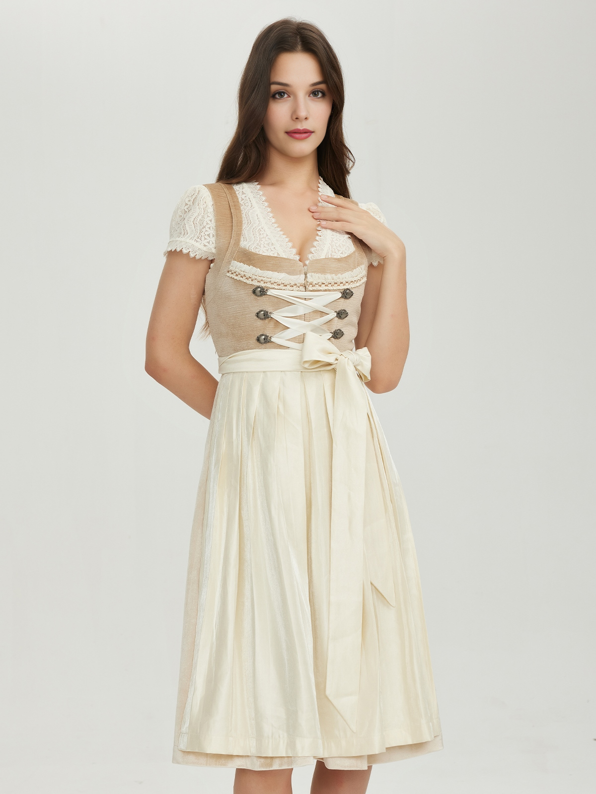 Dirndl in Braun mit passenden Accessoires