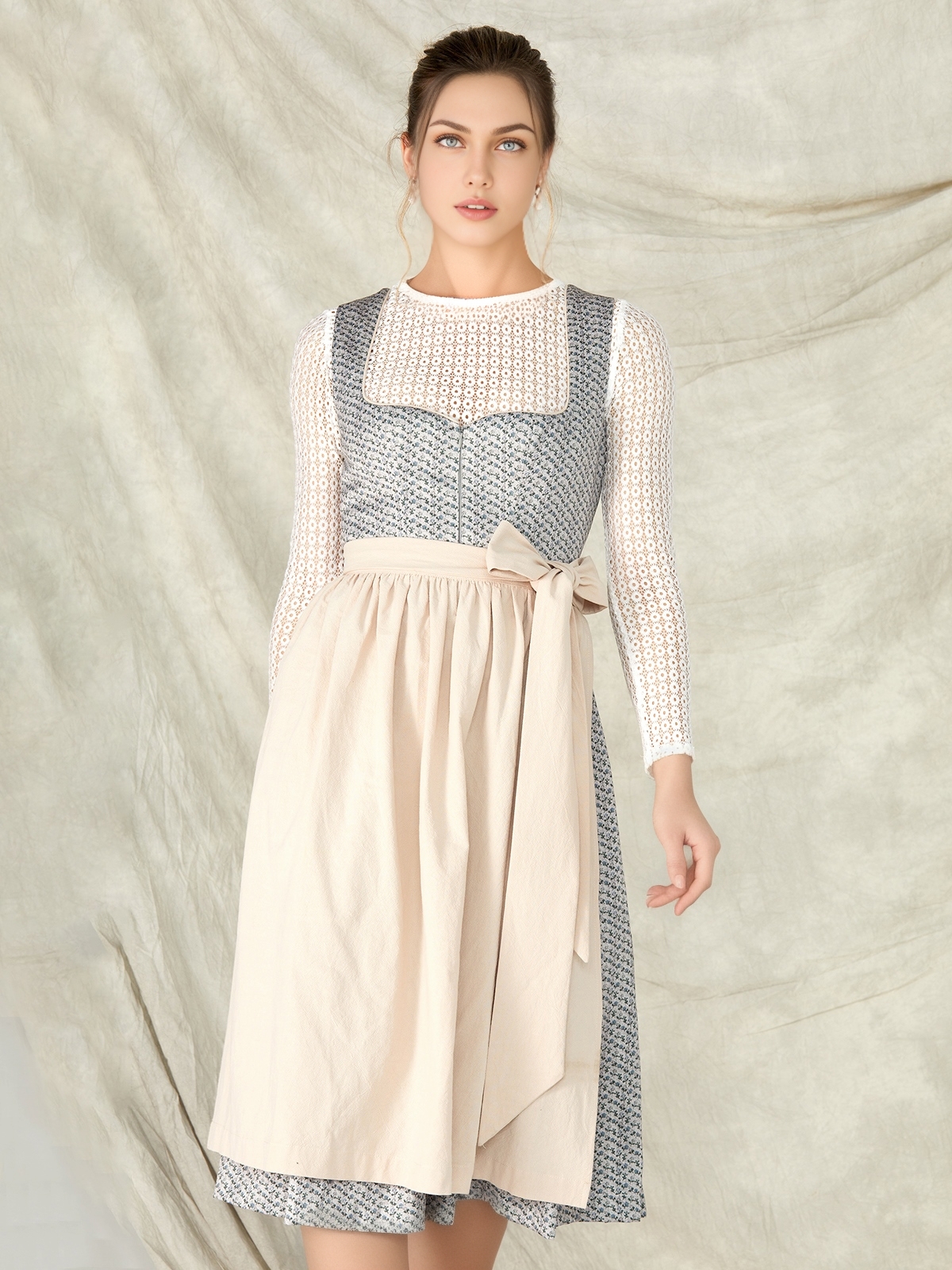 Ein elegantes blaues Dirndl mit floralen Details