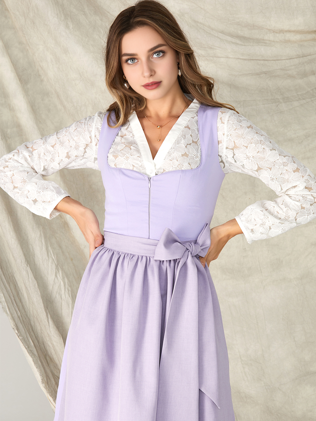 Traditionelles Dirndl in lila mit modernen Akzenten