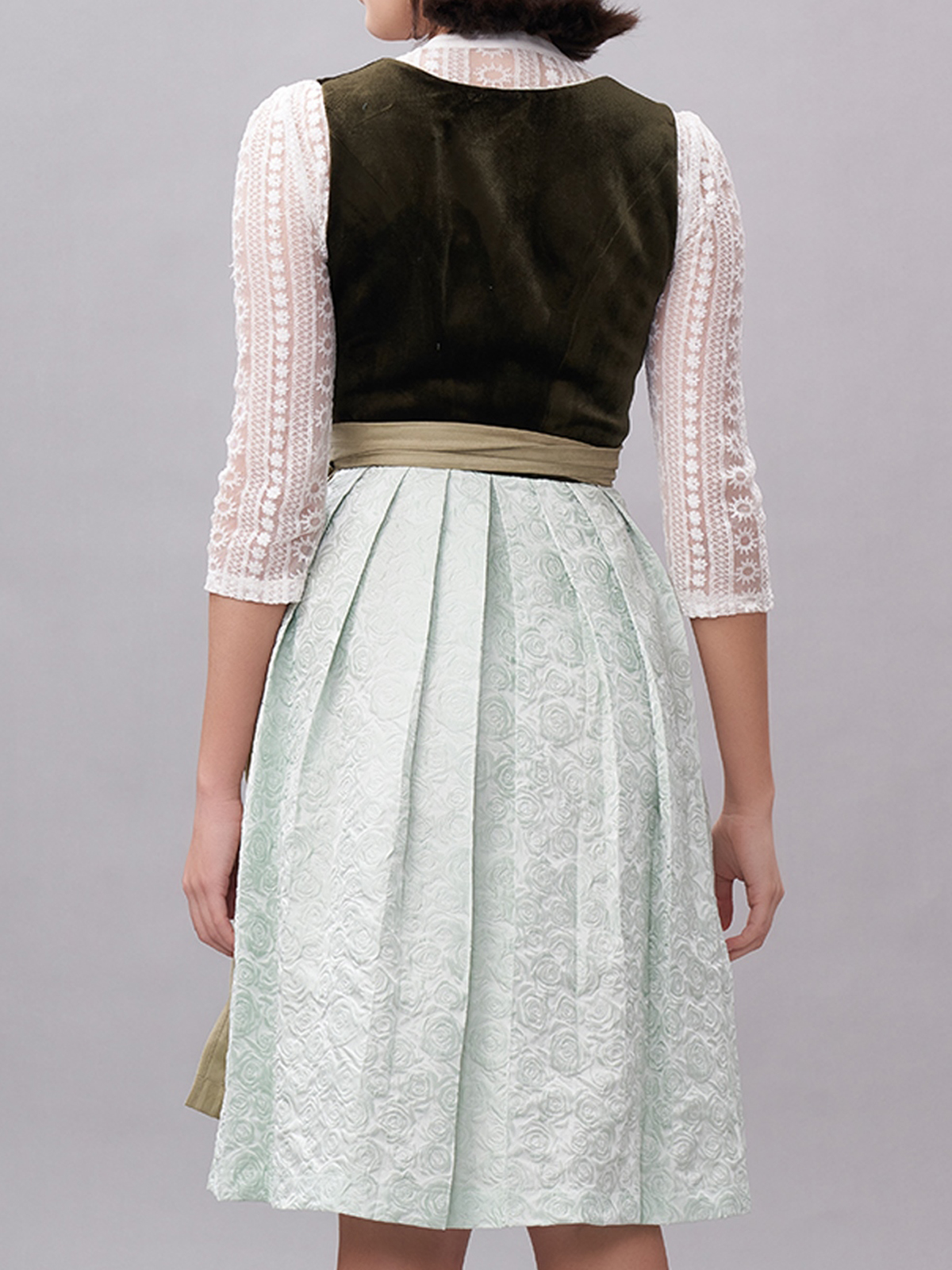 Dirndl in Grün mit femininem Schnitt