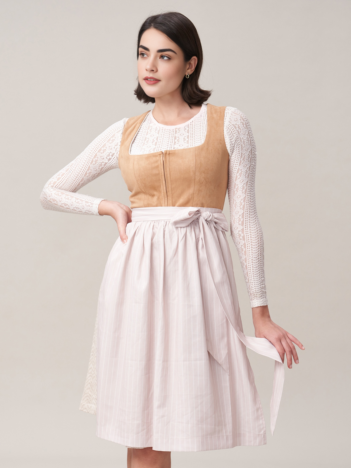 Dirndl in Braun mit traditioneller Schürze