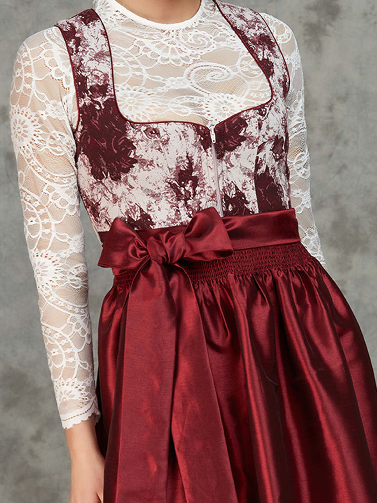 Ein eleganter roter Midi Trachtenrock mit besticktem Mieder – perfekt für festliche Anlässe.