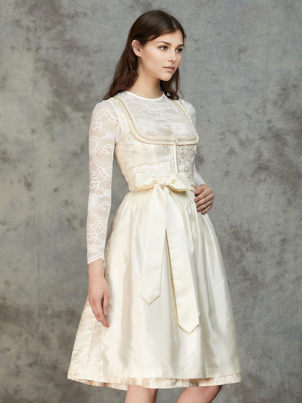 Dirndlbluse hochgeschlossen mit Spitzenverzierung