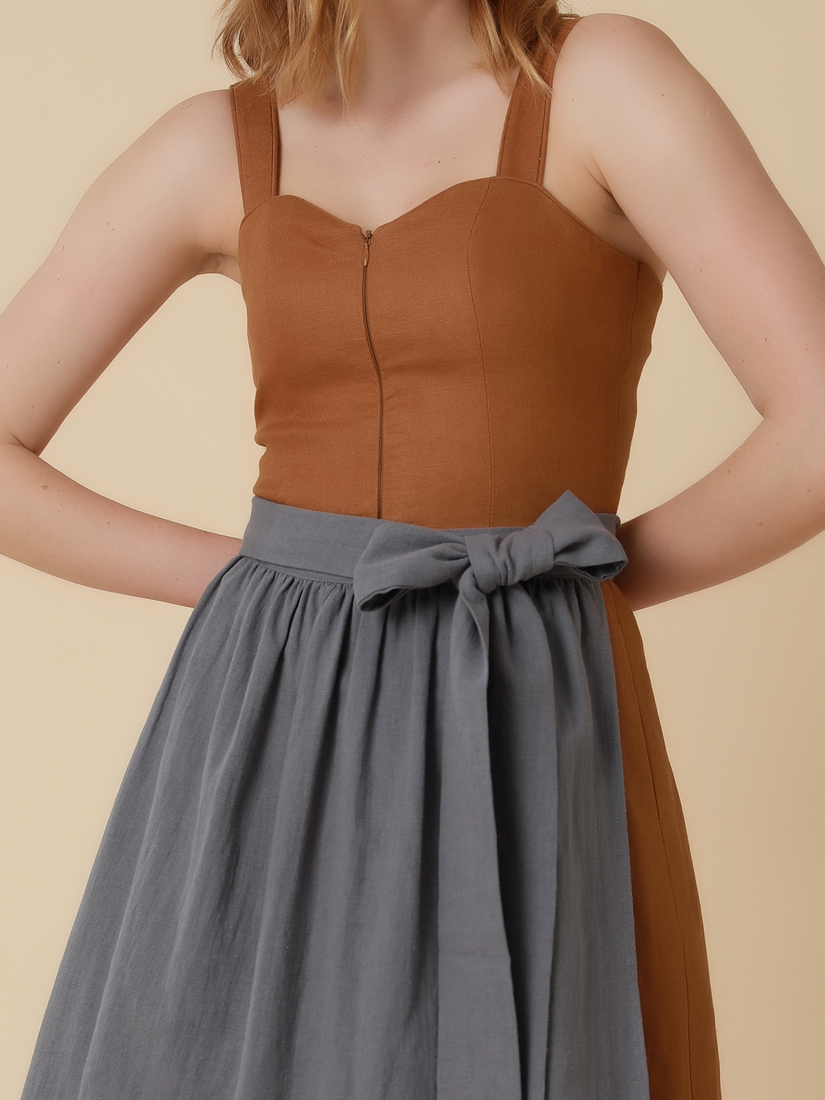 Dirndl mit Samt-Oberteil in Gelb