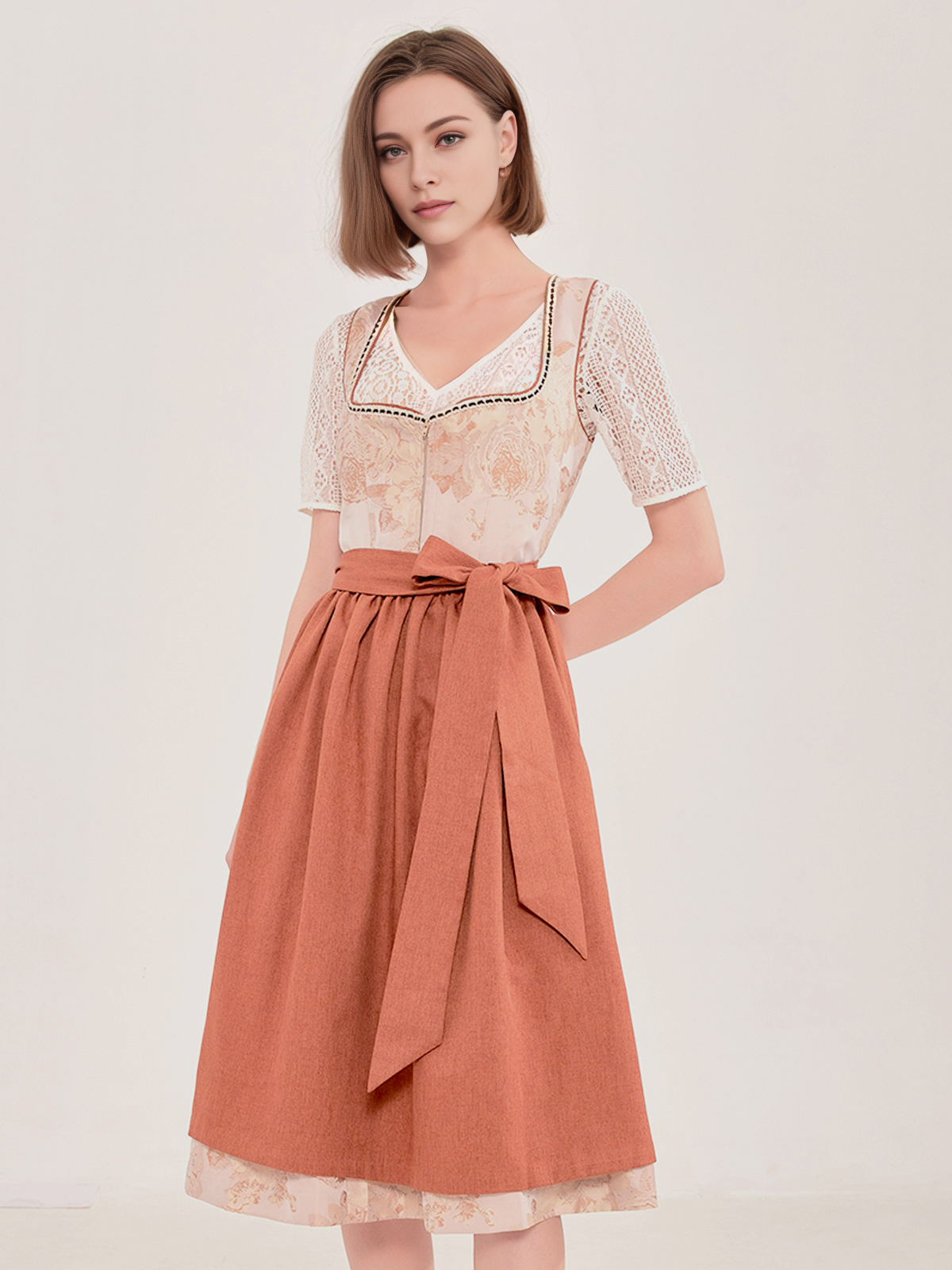 Traditionelles Dirndl in Braun mit floralen Details