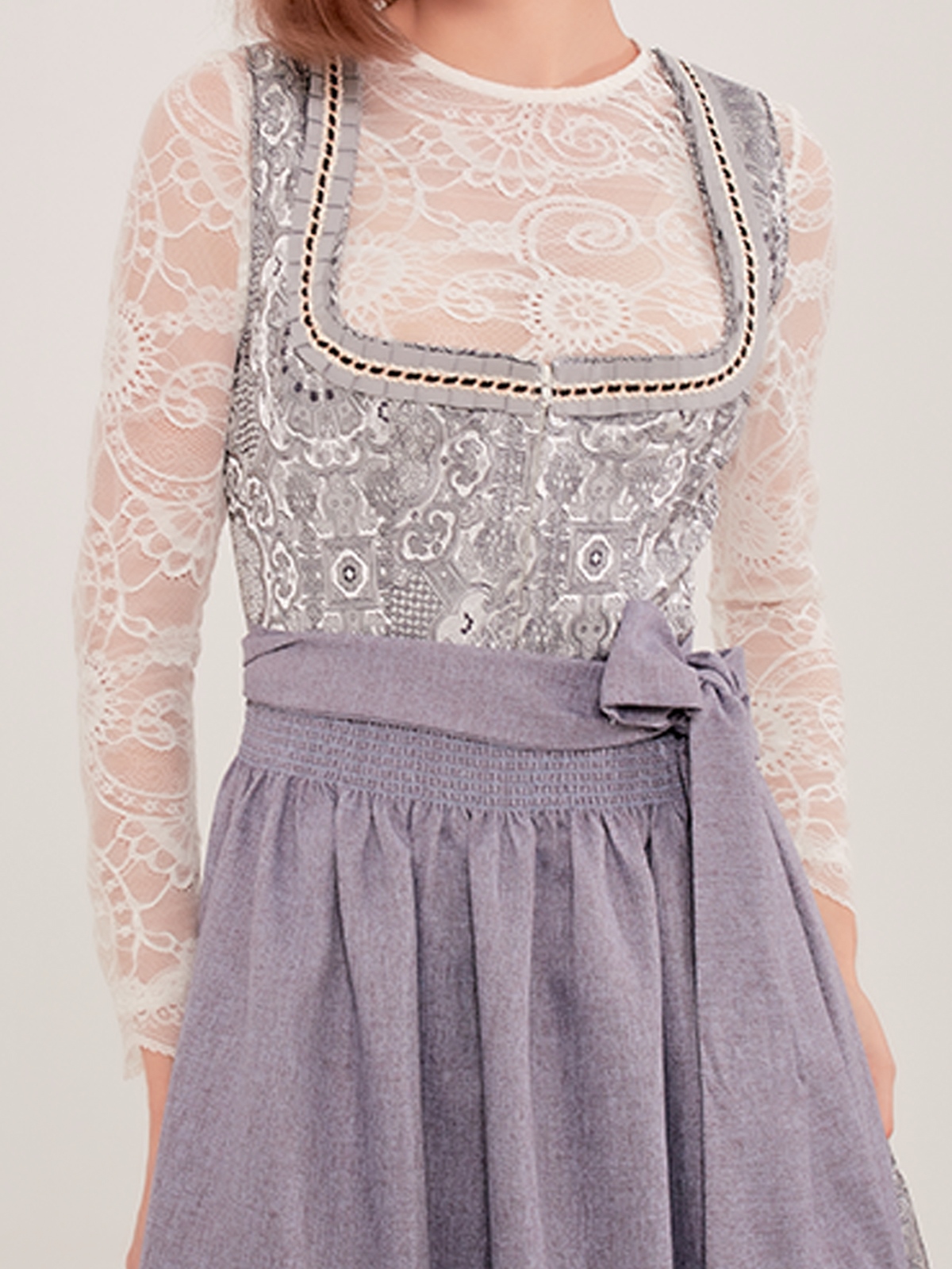 Schwarzes Dirndl mit grauem Schürzenband