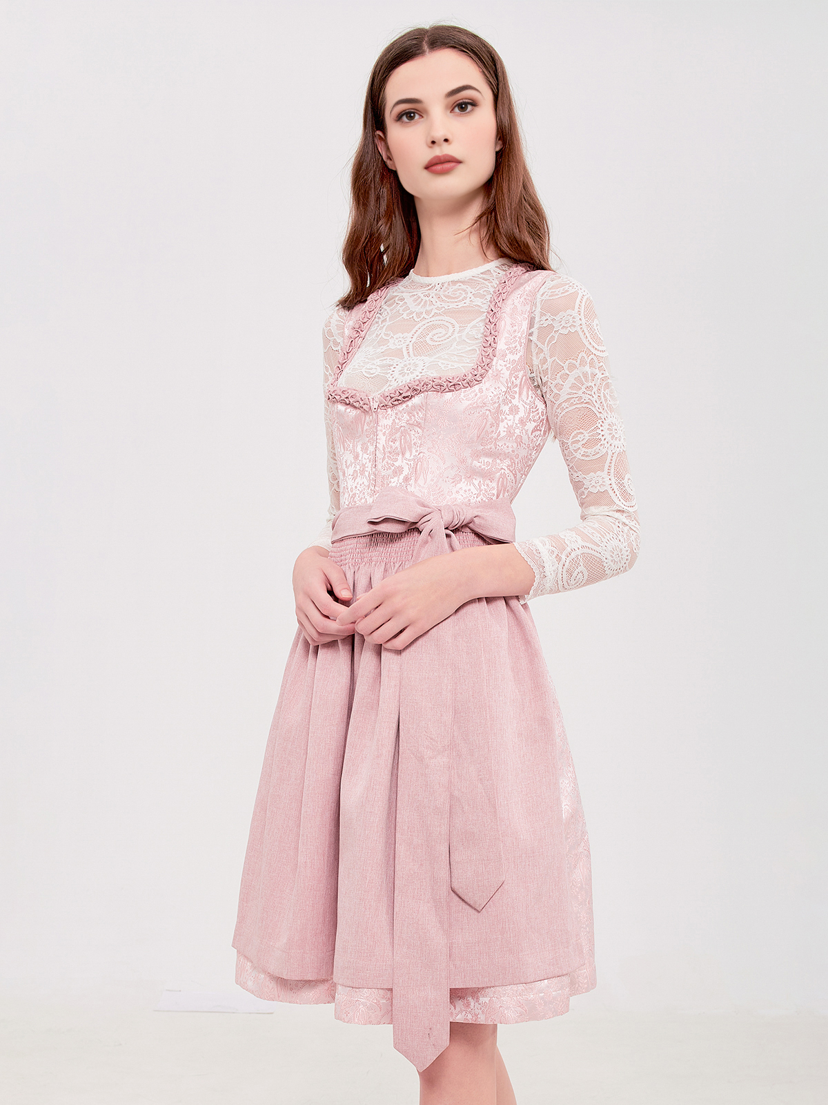 Modernes weinrot Dirndl mit figurbetonter Silhouette