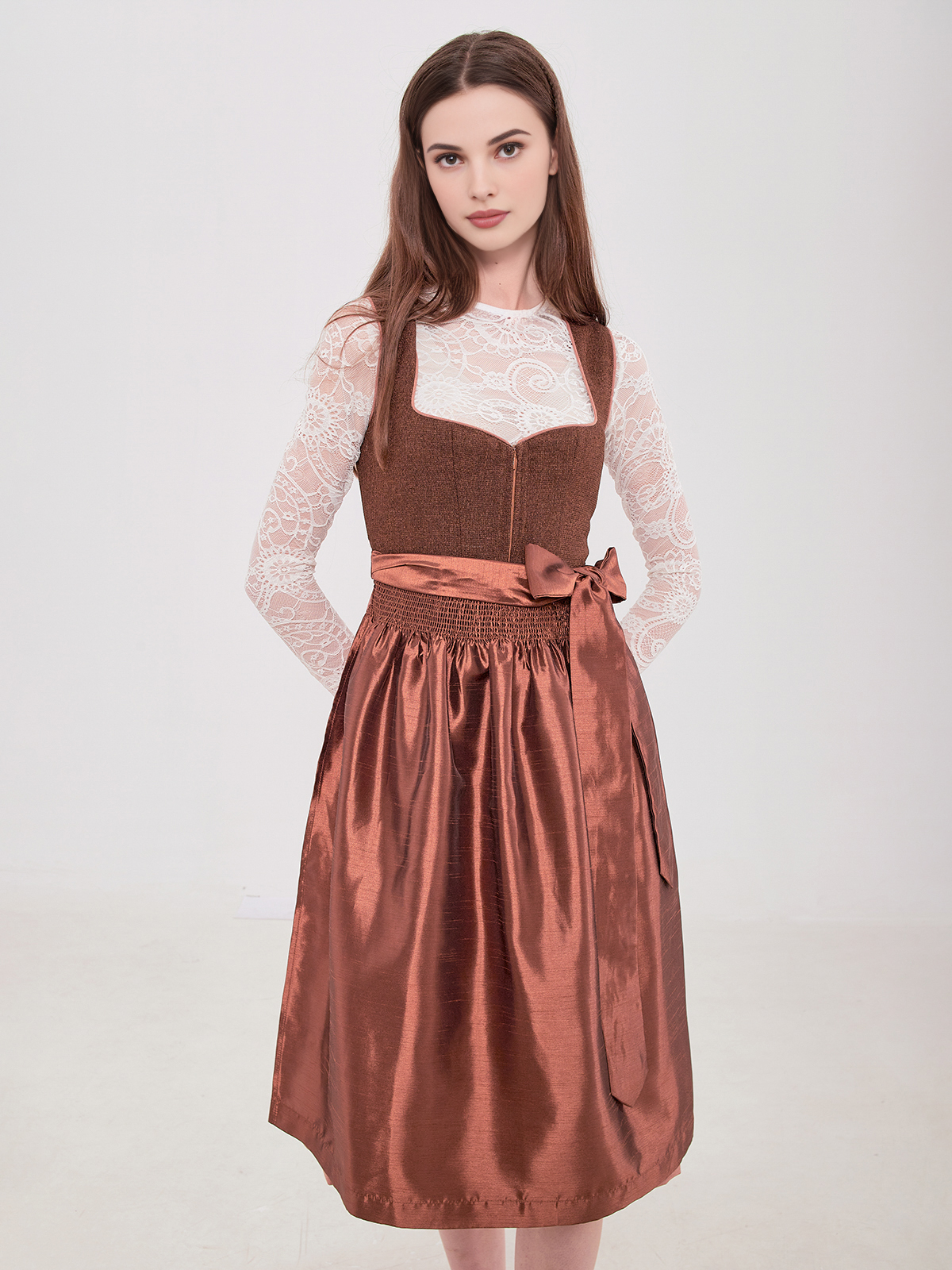 Traditionelles Dirndl in Braun mit modernen Akzenten