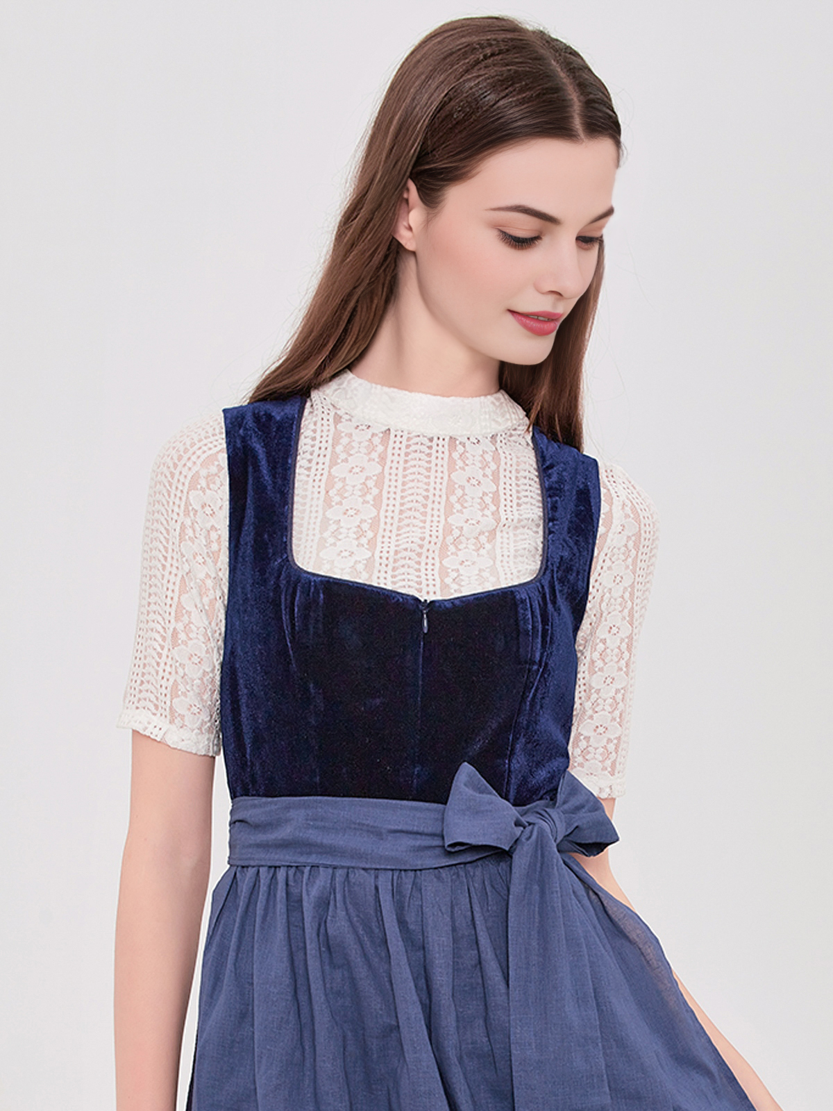 Dirndl in Blau mit blonden Haaren