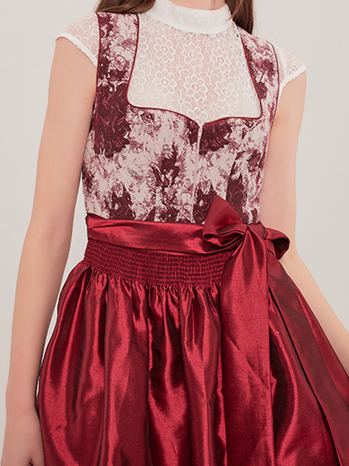 Modernes Dirndl in Rot mit schlanker Silhouette