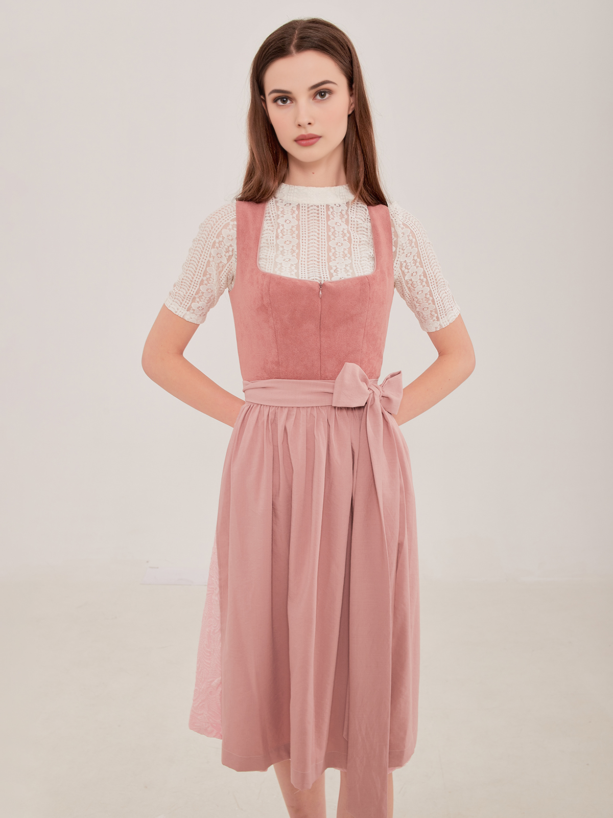 Dirndlbluse Altrosa – Eleganz und Tradition vereint