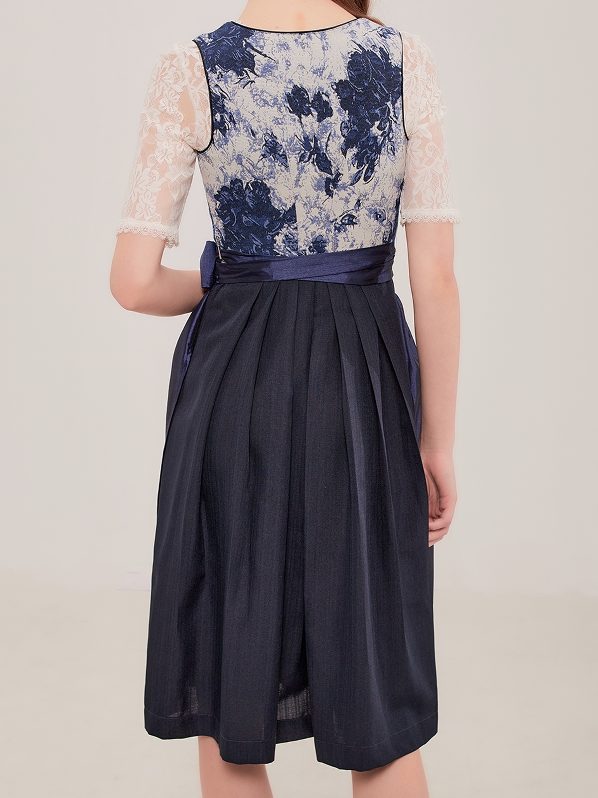 Oranges Dirndl mit blumigen Details