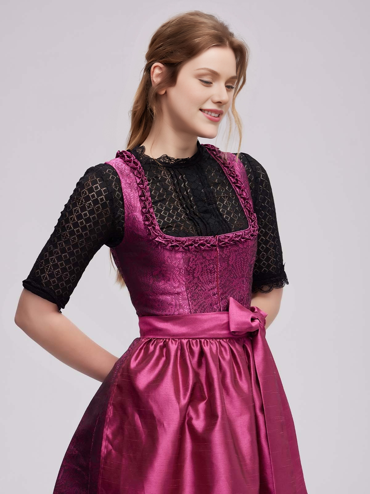 Ein rosa Samt-Dirndl mit aufwendiger Stickarbeit