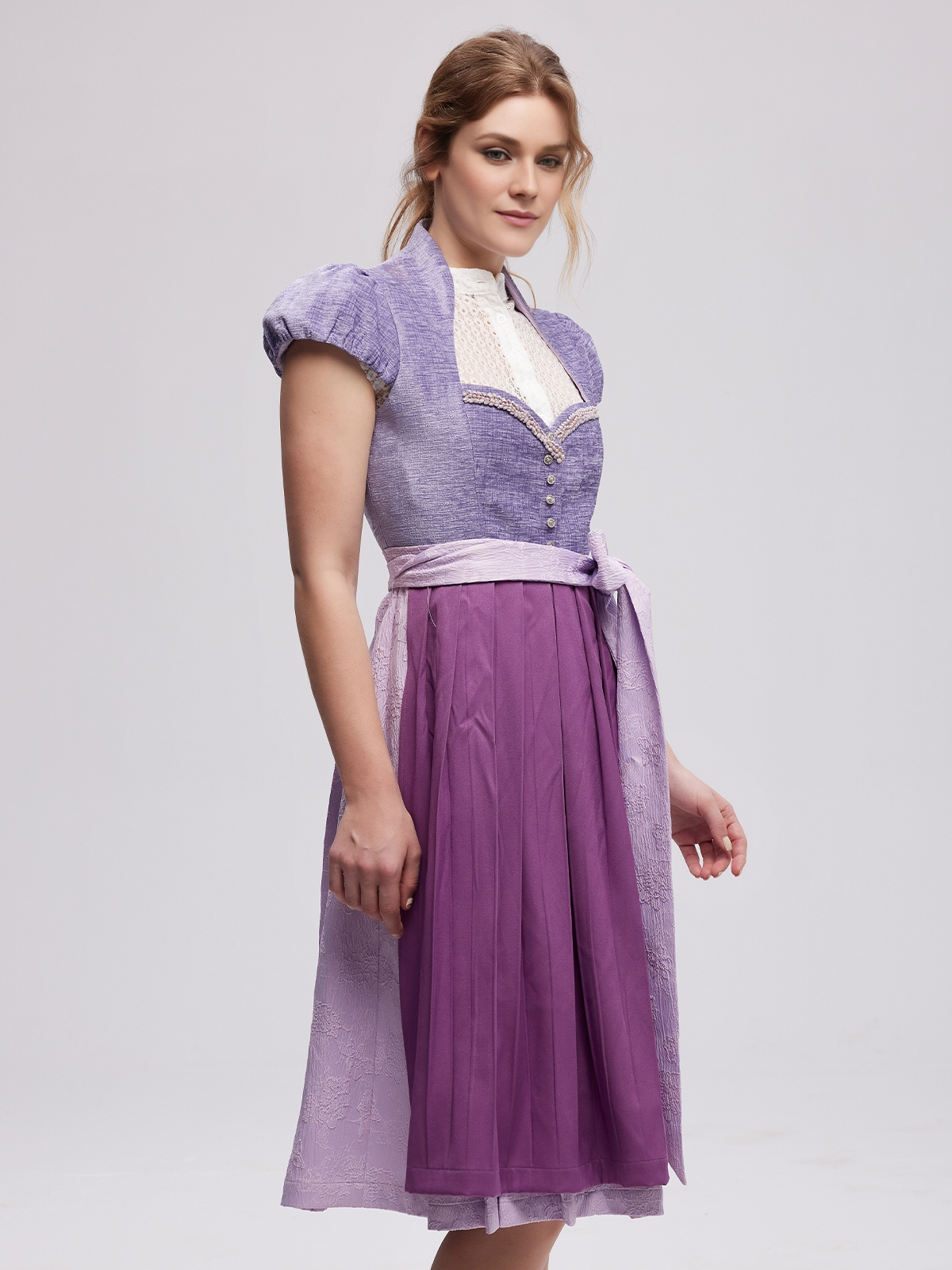 Modernes Samt Dirndl Blau mit eleganter Silhouette