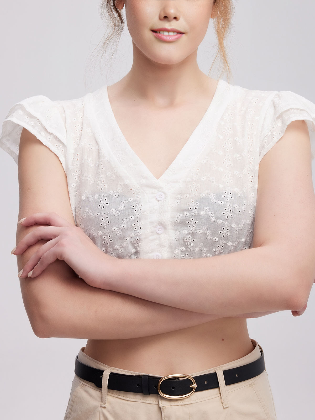 Ein modernes weißes Dirndl mit gelben Akzenten