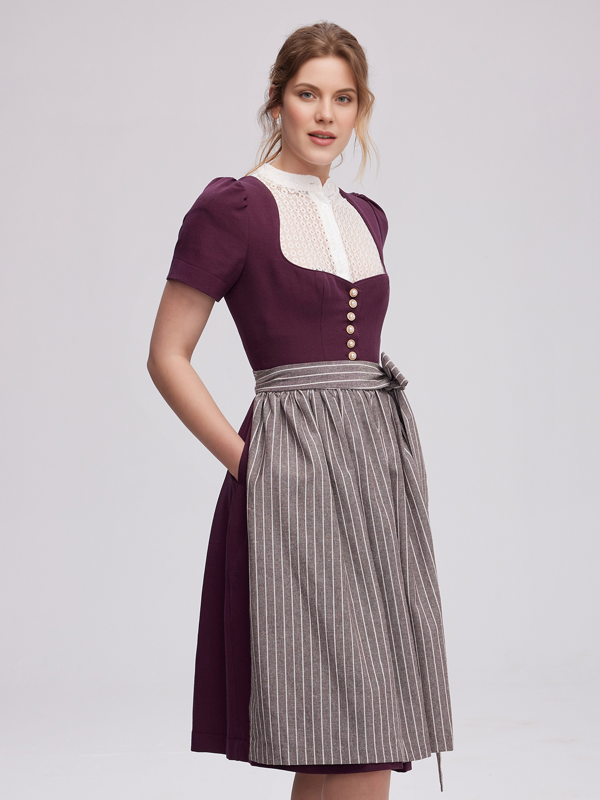 Ein elegantes rotes Dirndl aus Samt mit floralen Details