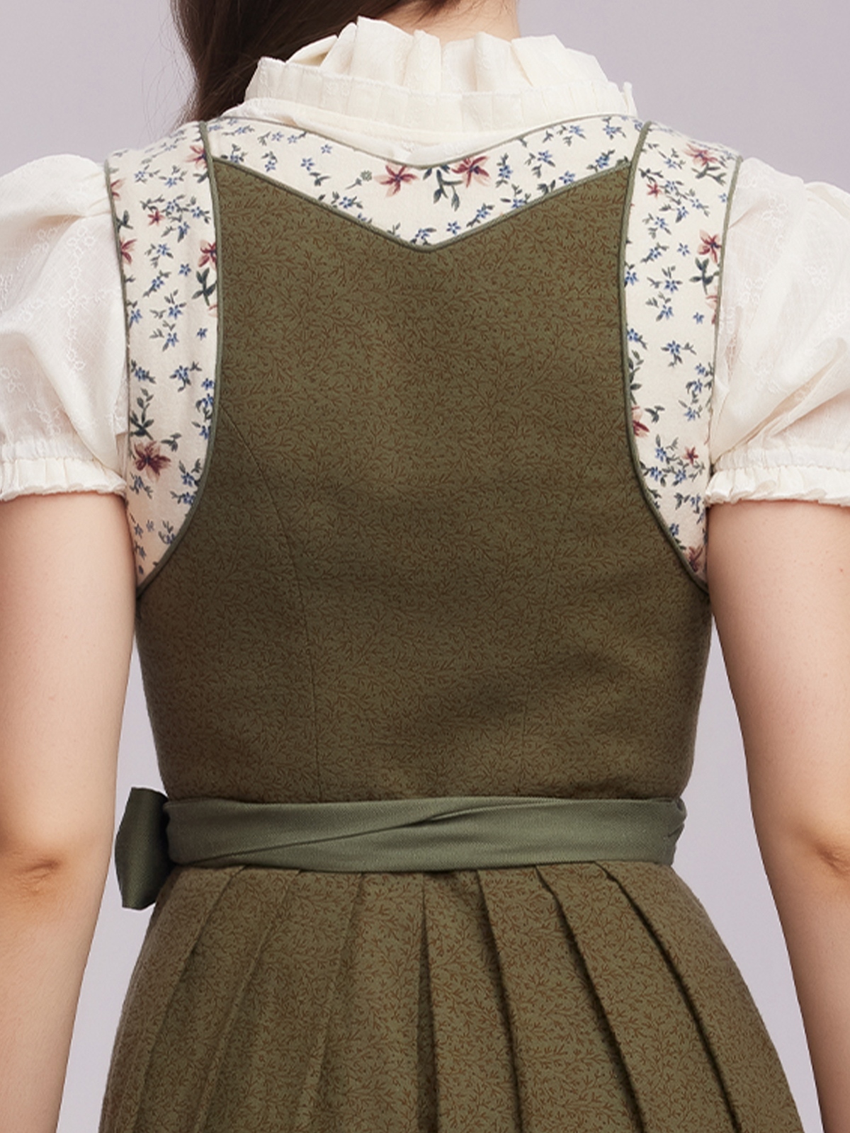 Modernes Dirndl in Grün – perfekt für Stadt und Fest