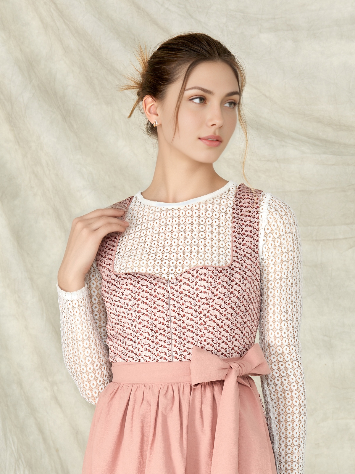 Dirndl in Rosa mit weißer Bluse