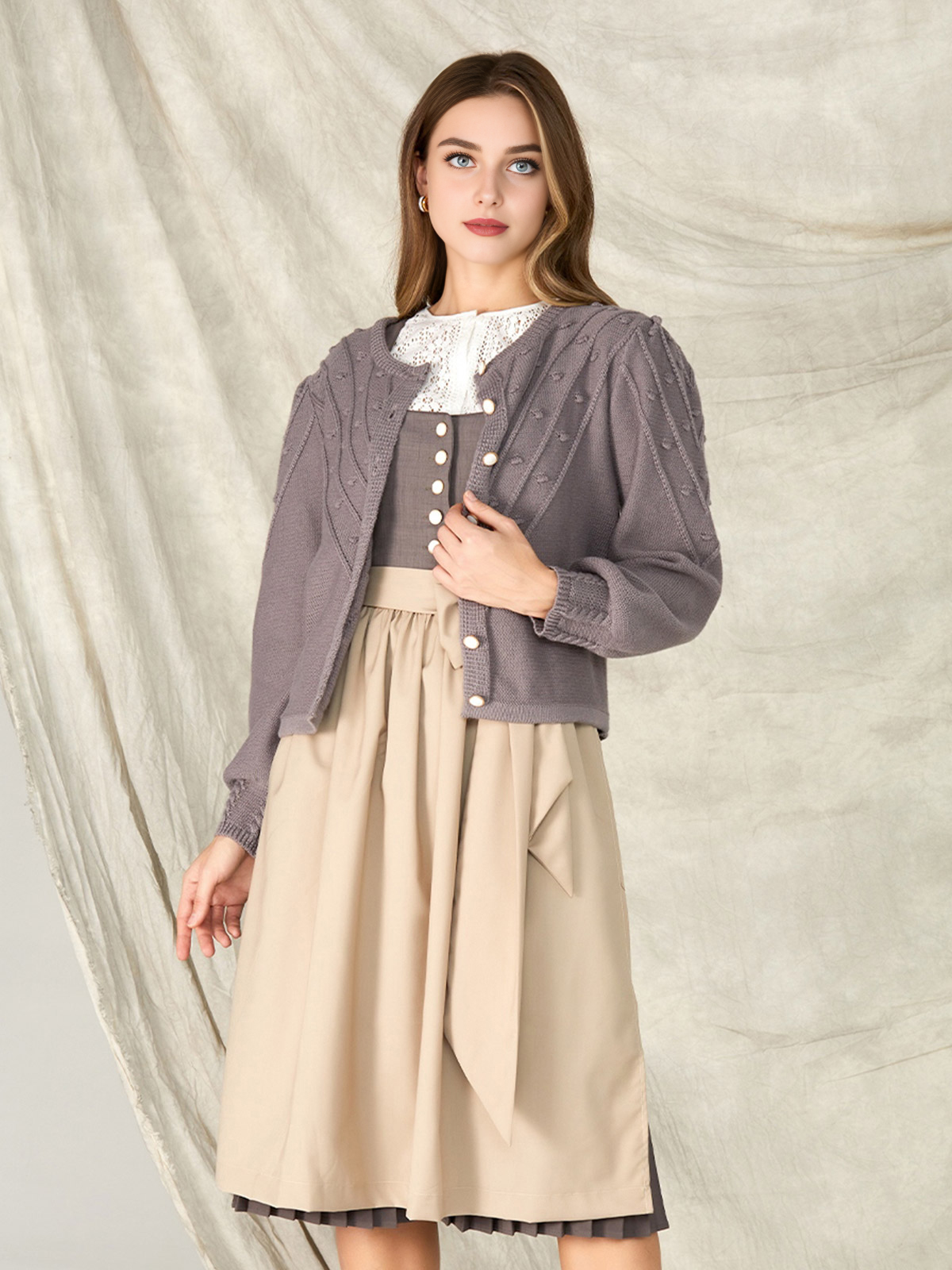 Ein graues Strick-Dirndl mit perfekter Passform und eleganten Details