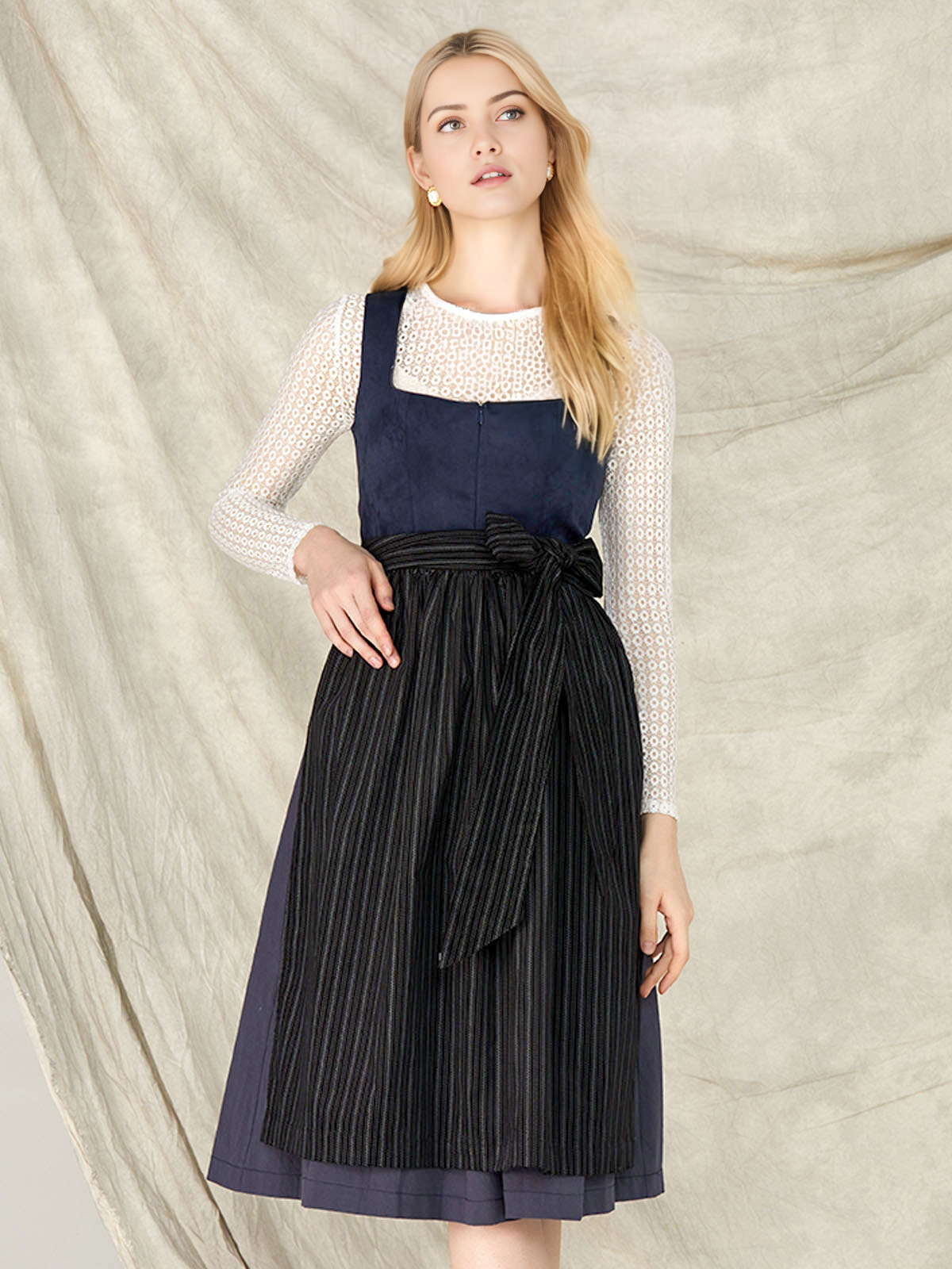 Dirndl mit Samt Oberteil in Blau