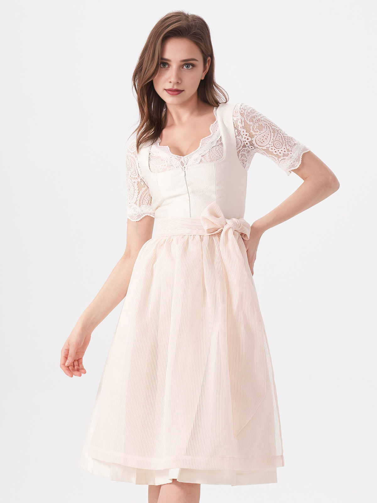 Dirndl in Beige mit eleganter Bluse