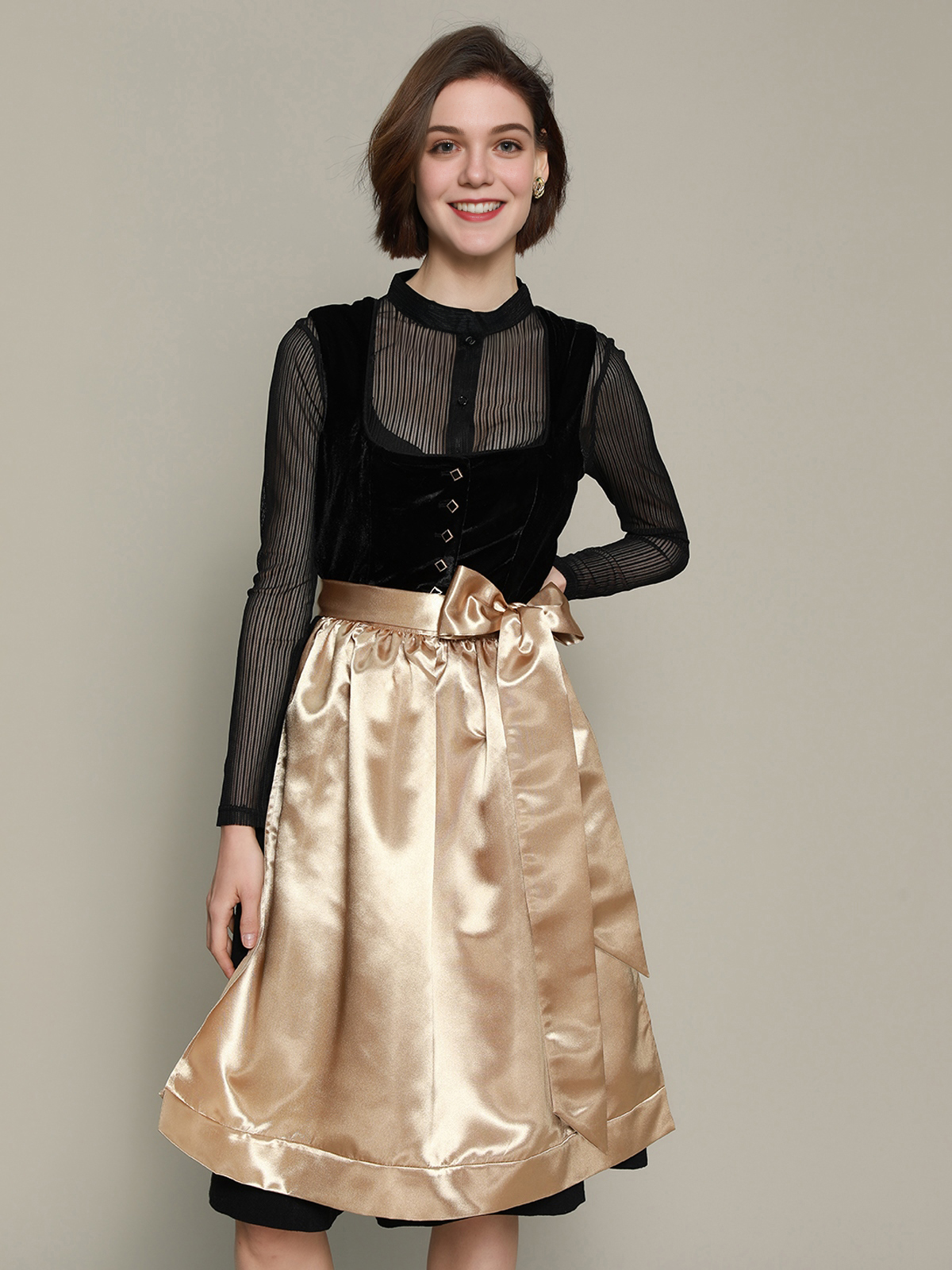 Schlichtes schwarzes Dirndl mit weißer Bluse