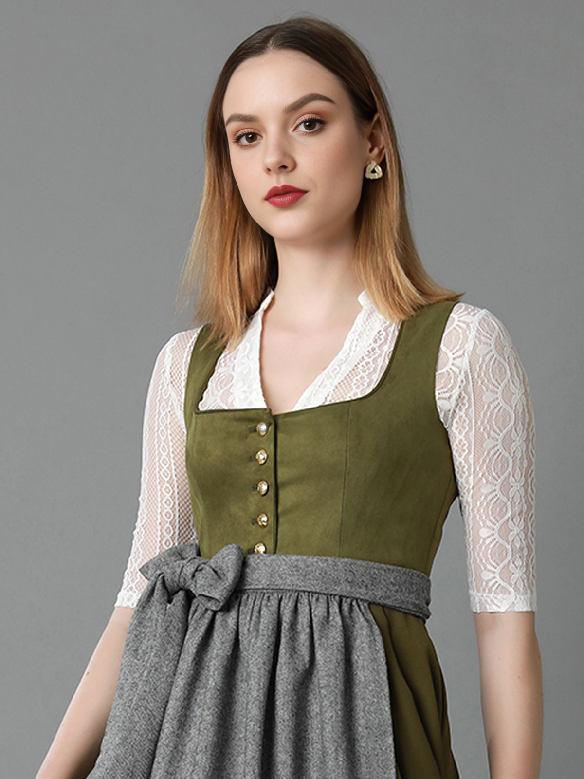 Modernes Dirndl mit Herzausschnitt
