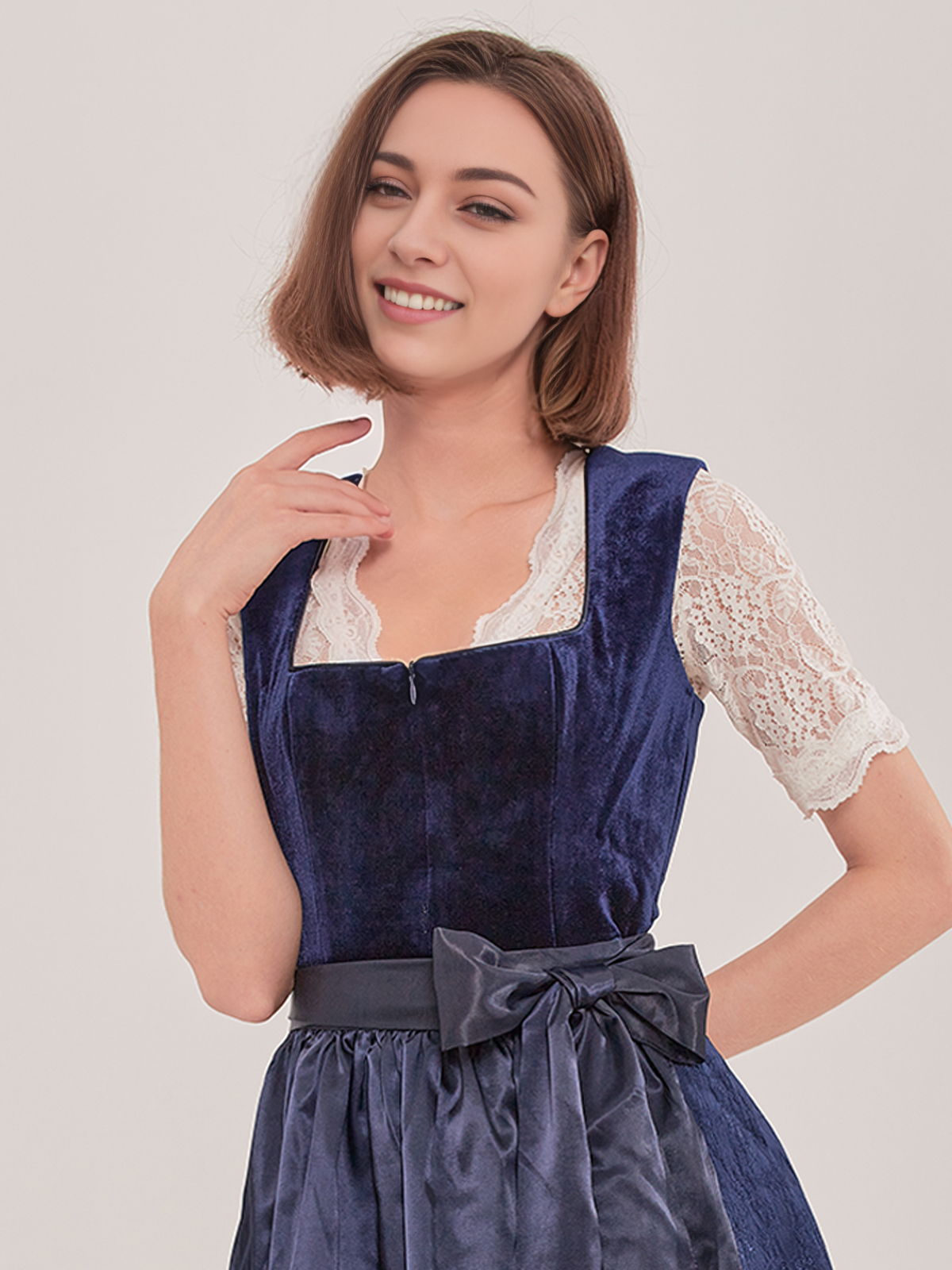 Schwarzes Samt-Dirndl mit weißer Bluse