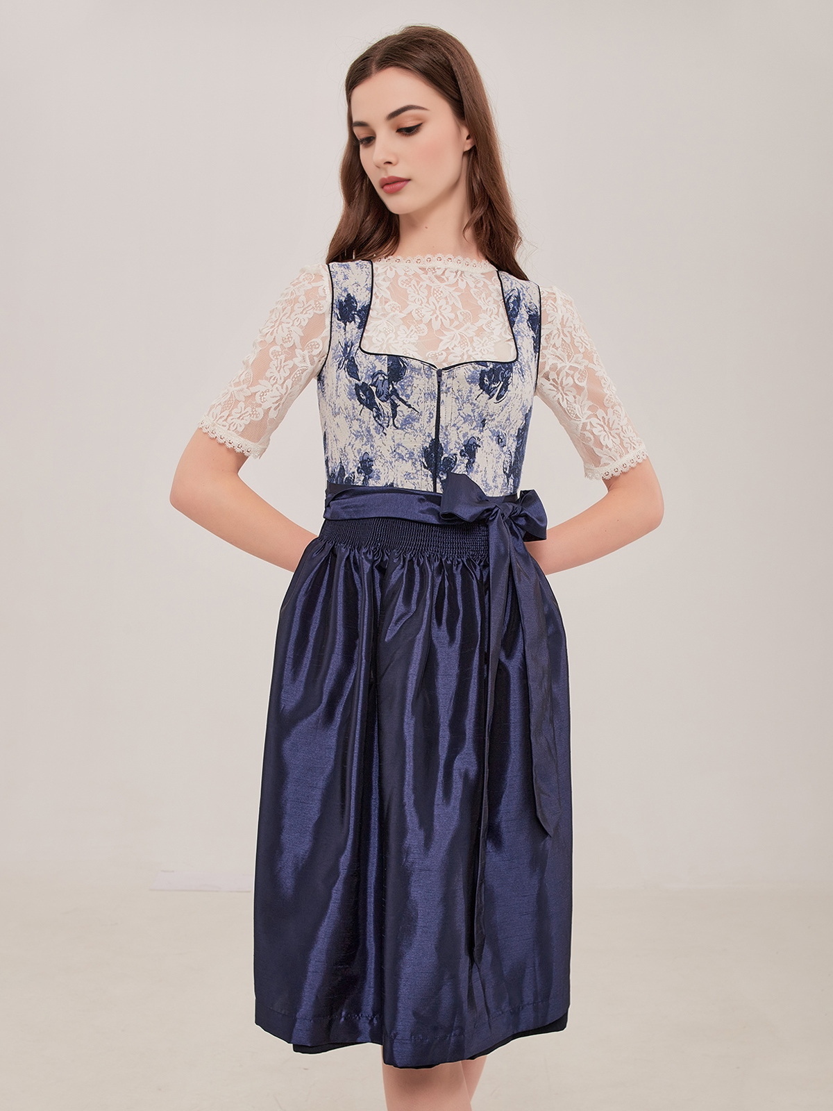 Ein traumhaftes Alte Liebe Dirndl in Blau