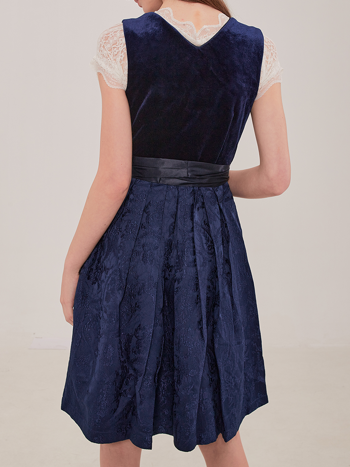 Ein blaues Dirndl mit passenden Accessoires – perfekt für festliche Anlässe.